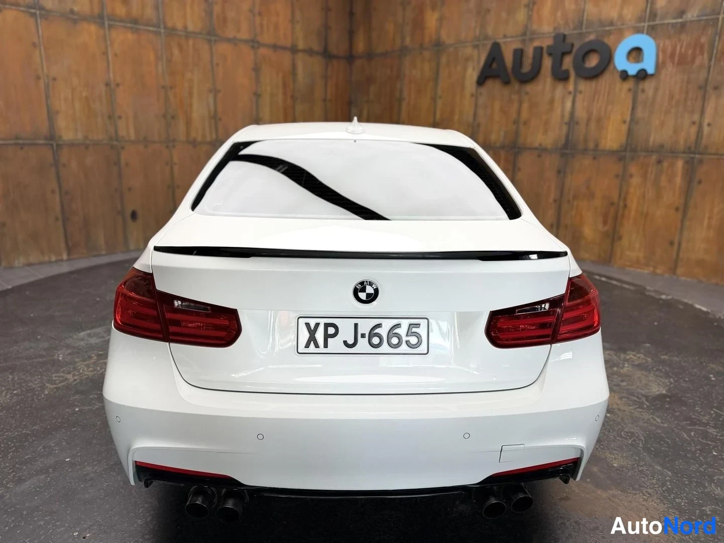 Valkoinen BMW 335i xDrive 2013, takaa, kuva 19