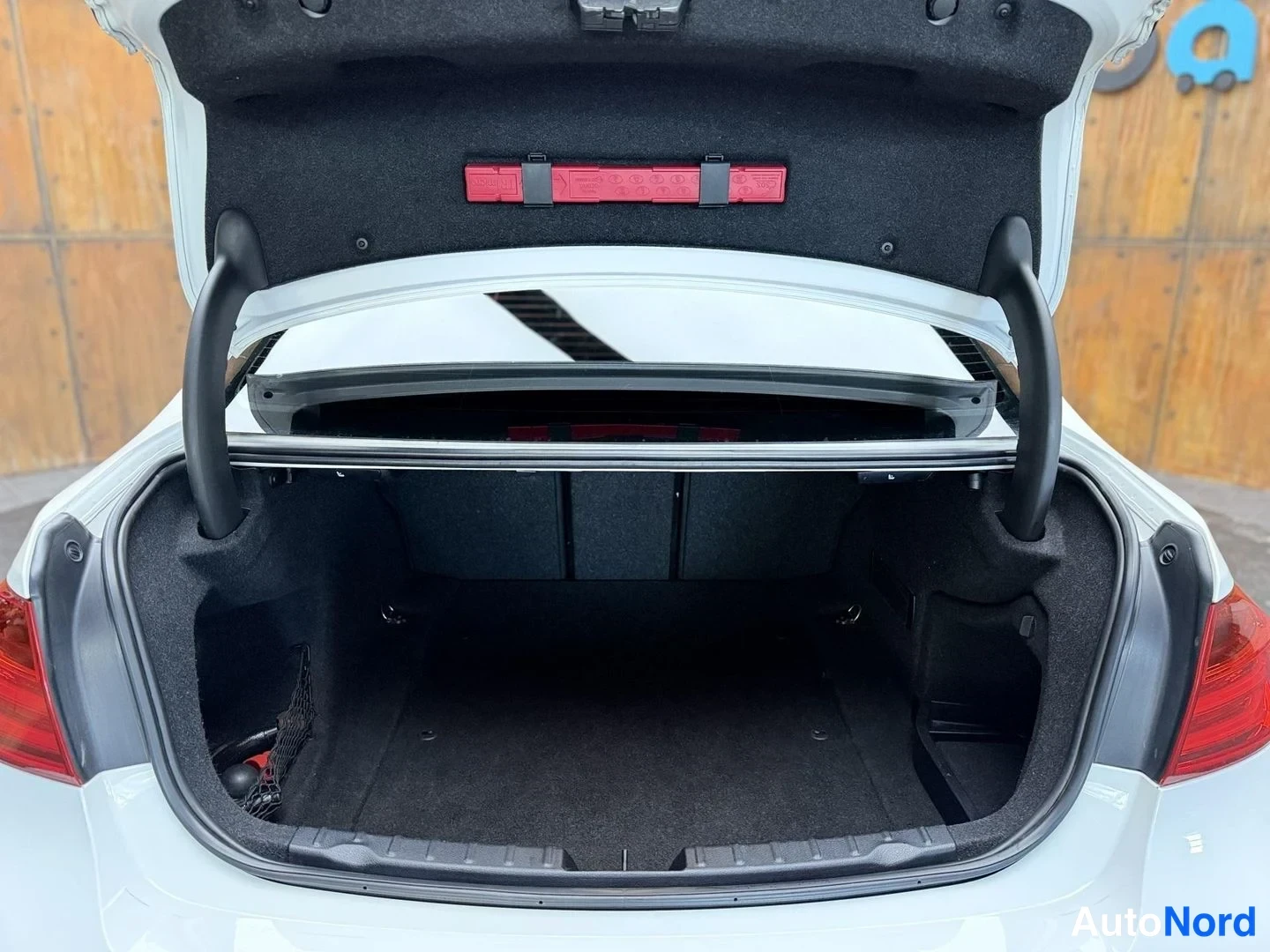 Valkoinen BMW 335i xDrive 2013, tavaratila, kuva 25