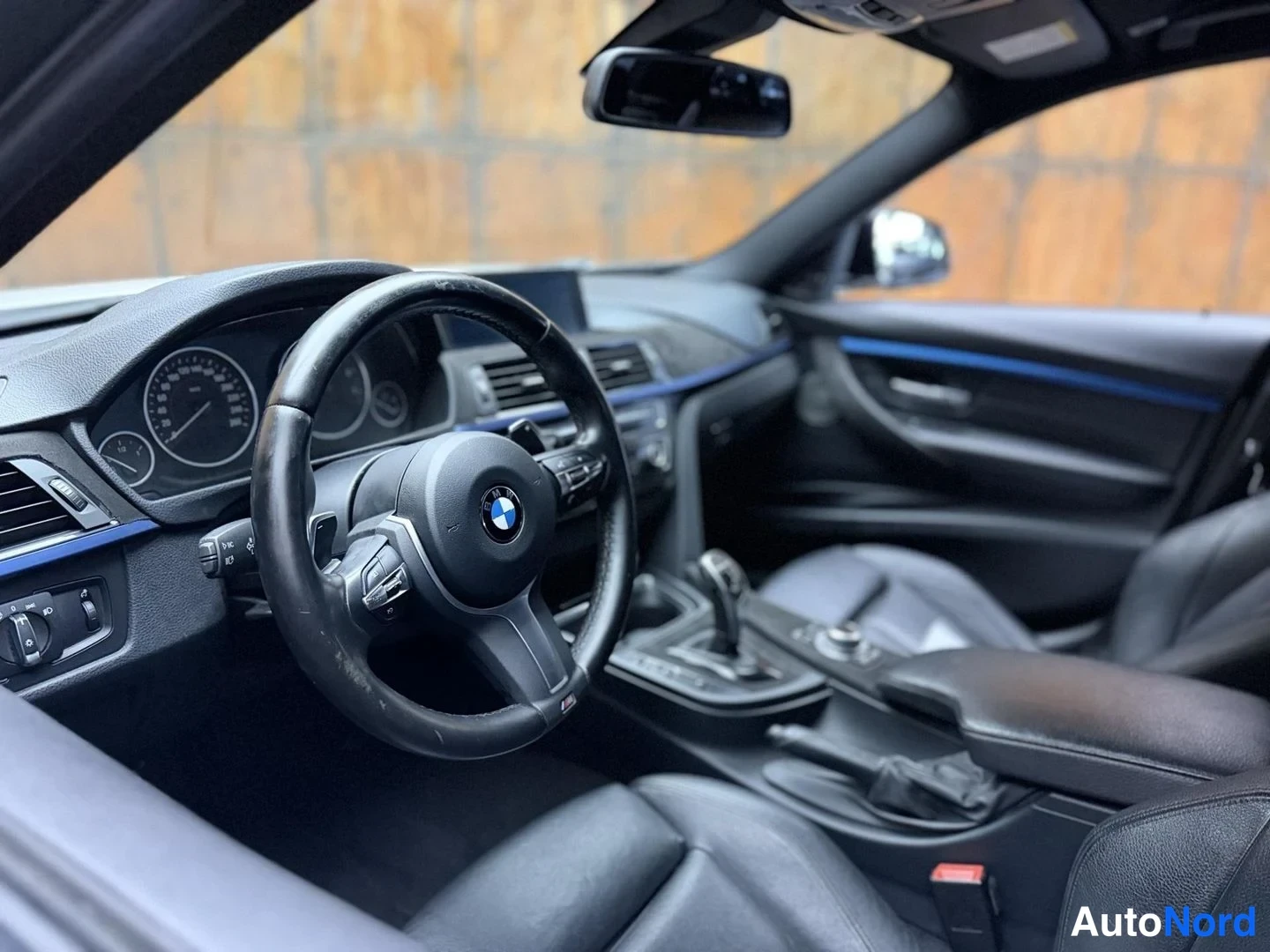 Valkoinen BMW 335i xDrive 2013, ohjaamo, kuva 20