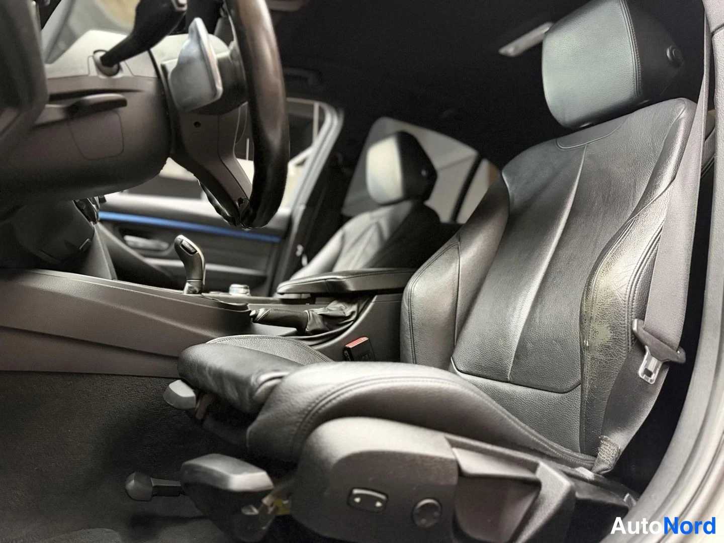 Valkoinen BMW 335i xDrive 2013, etuistuimet, kuva 22