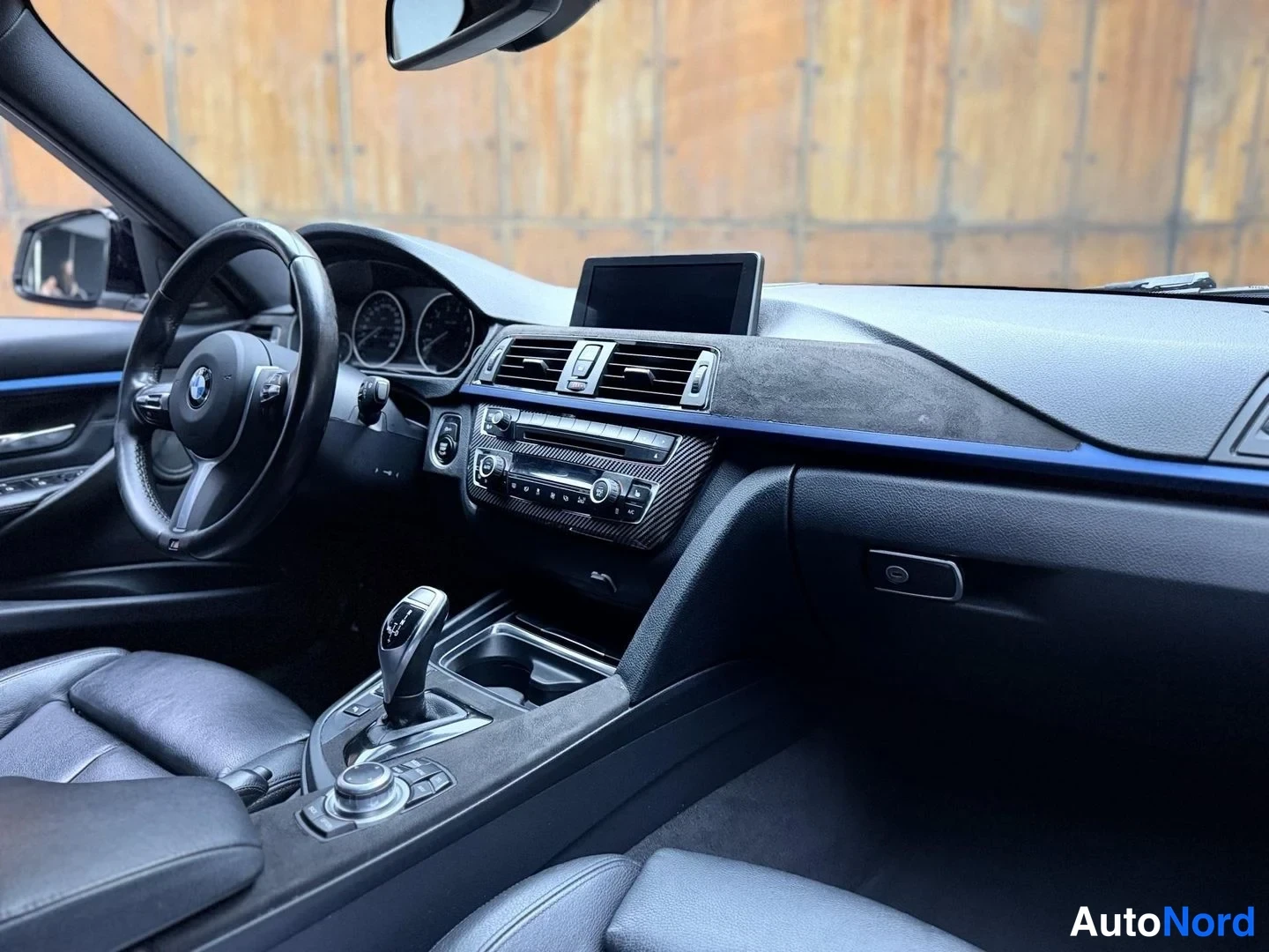 Valkoinen BMW 335i xDrive 2013, ohjaamo, kuva 21