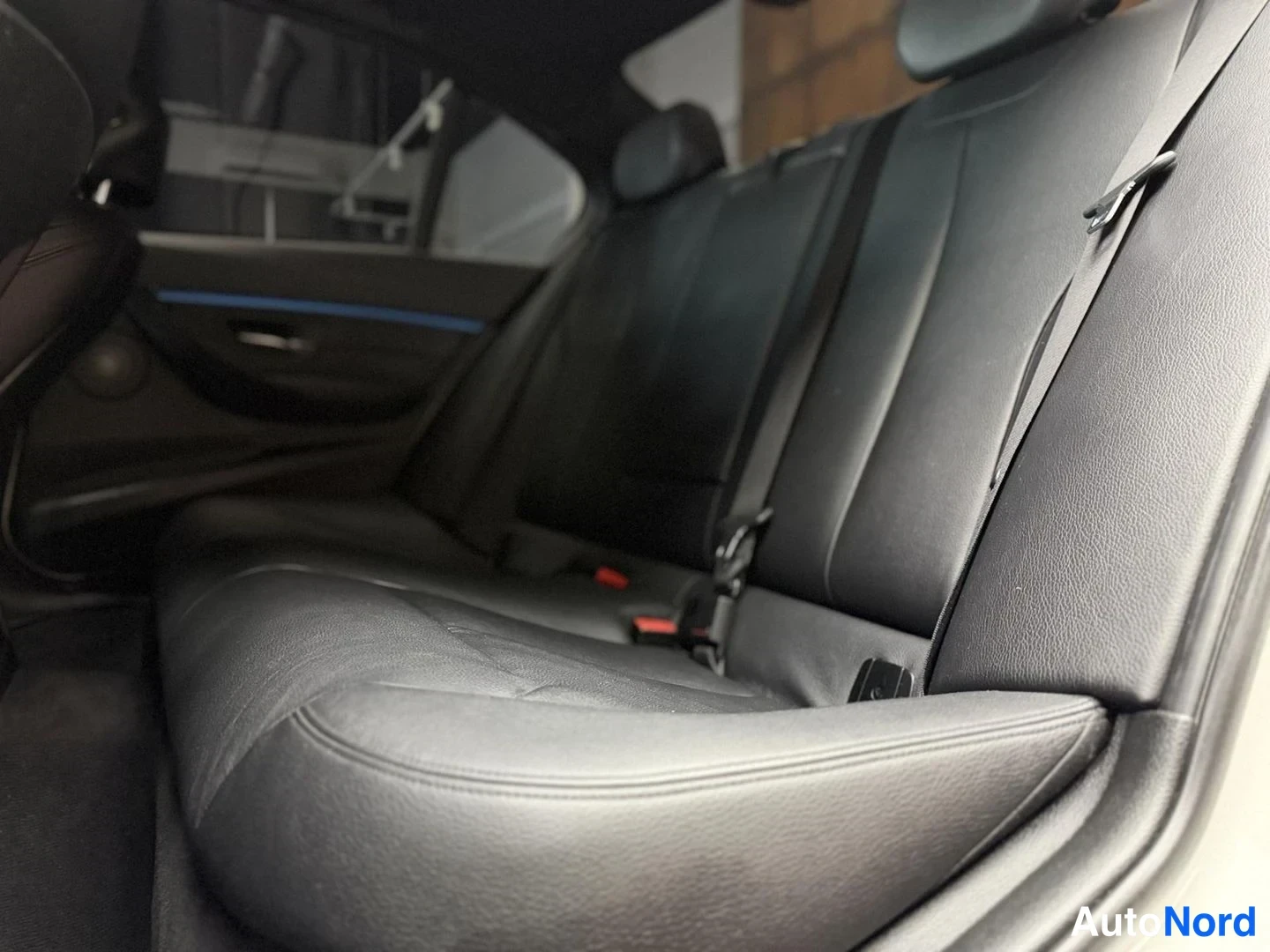Valkoinen BMW 335i xDrive 2013, takaistuimet, kuva 24