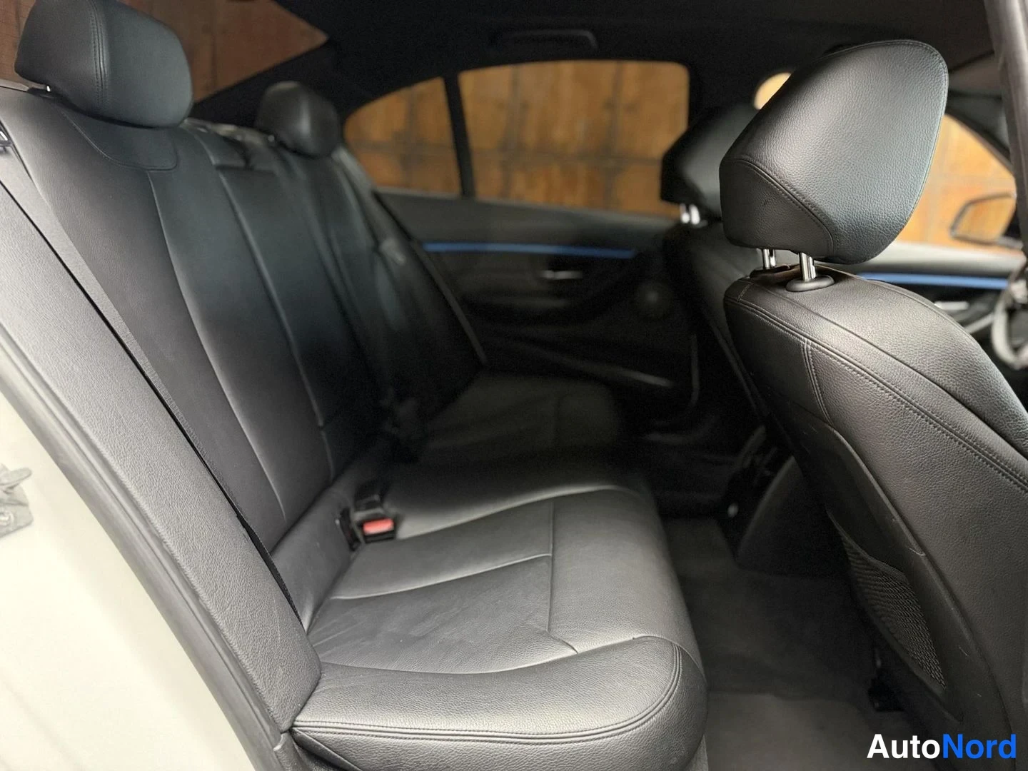 Valkoinen BMW 335i xDrive 2013, takaistuimet, kuva 23