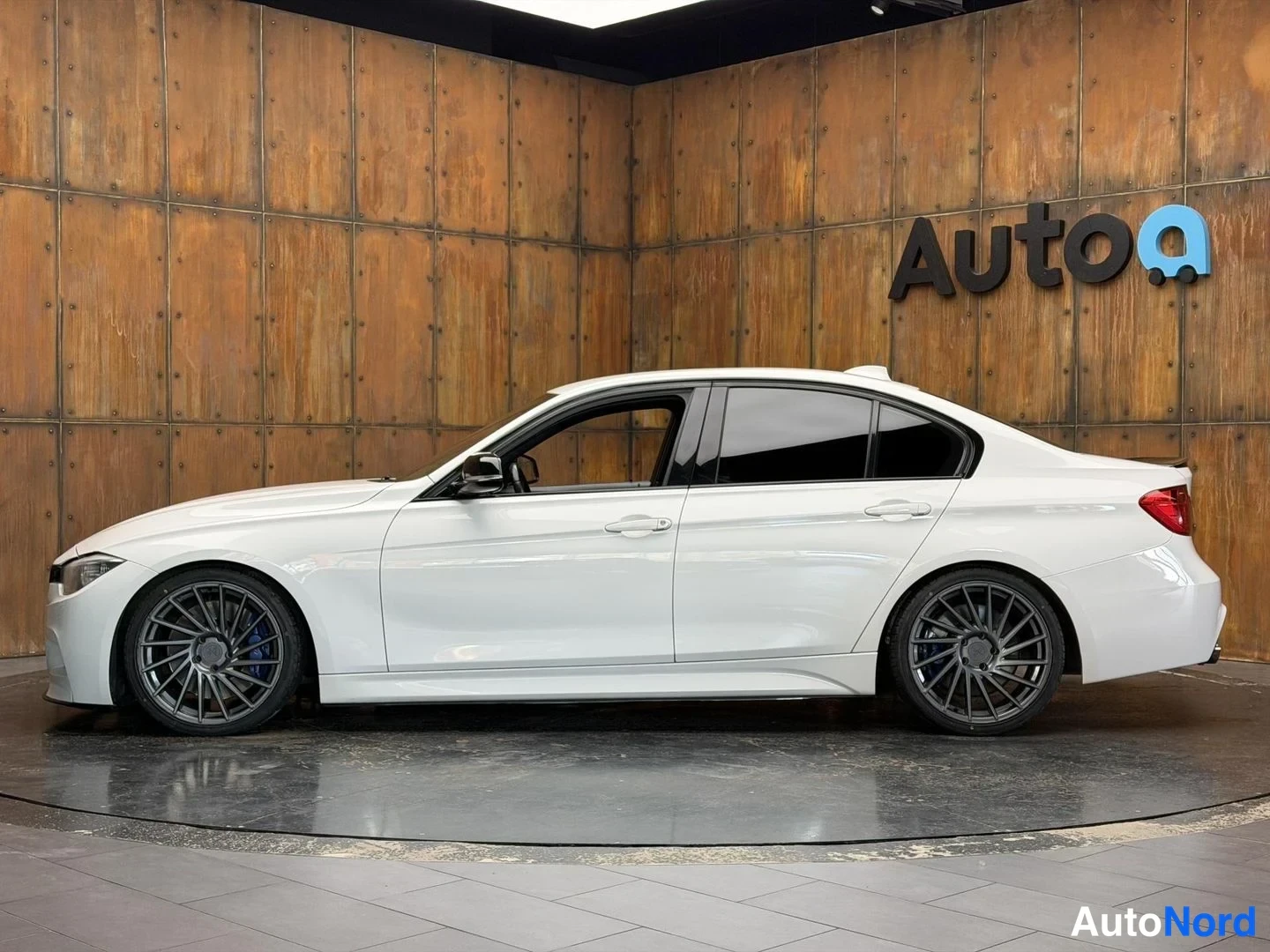 Valkoinen BMW 335i xDrive 2013, etuviisto, keula vasemmalle, kuva 2