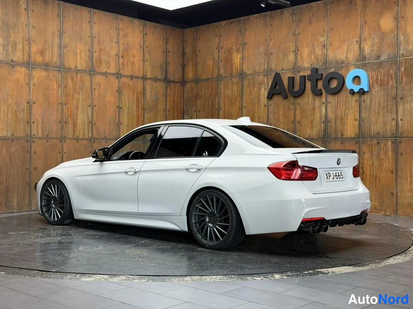 Valkoinen BMW 335i xDrive 2013, takaviisto, kuva 12