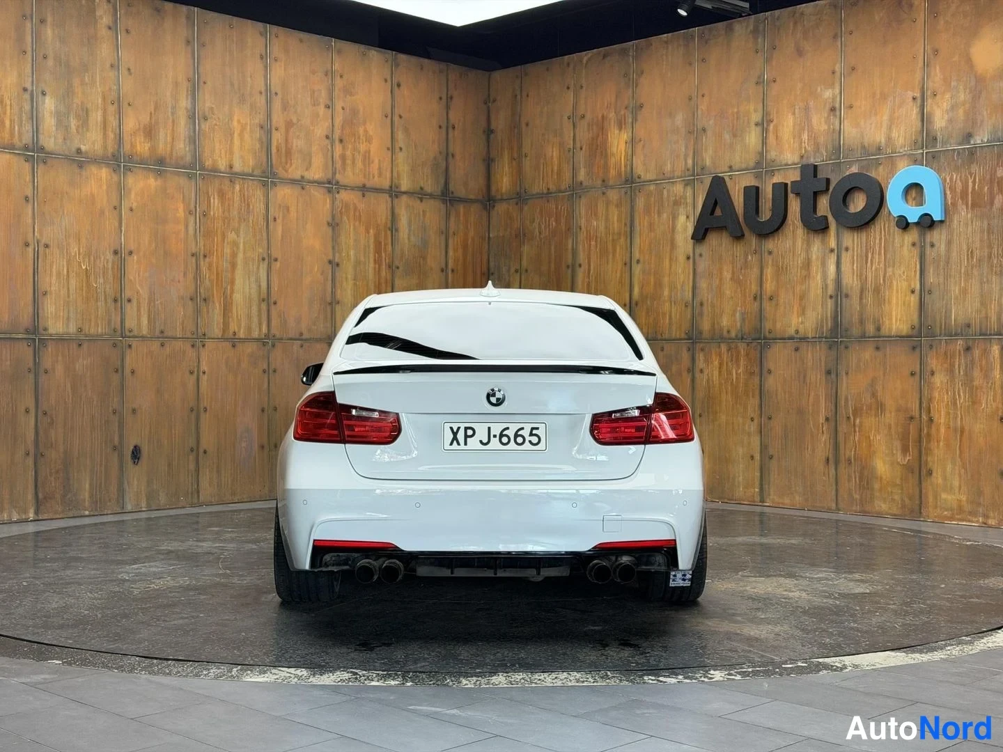 Valkoinen BMW 335i xDrive 2013, takaa, kuva 18
