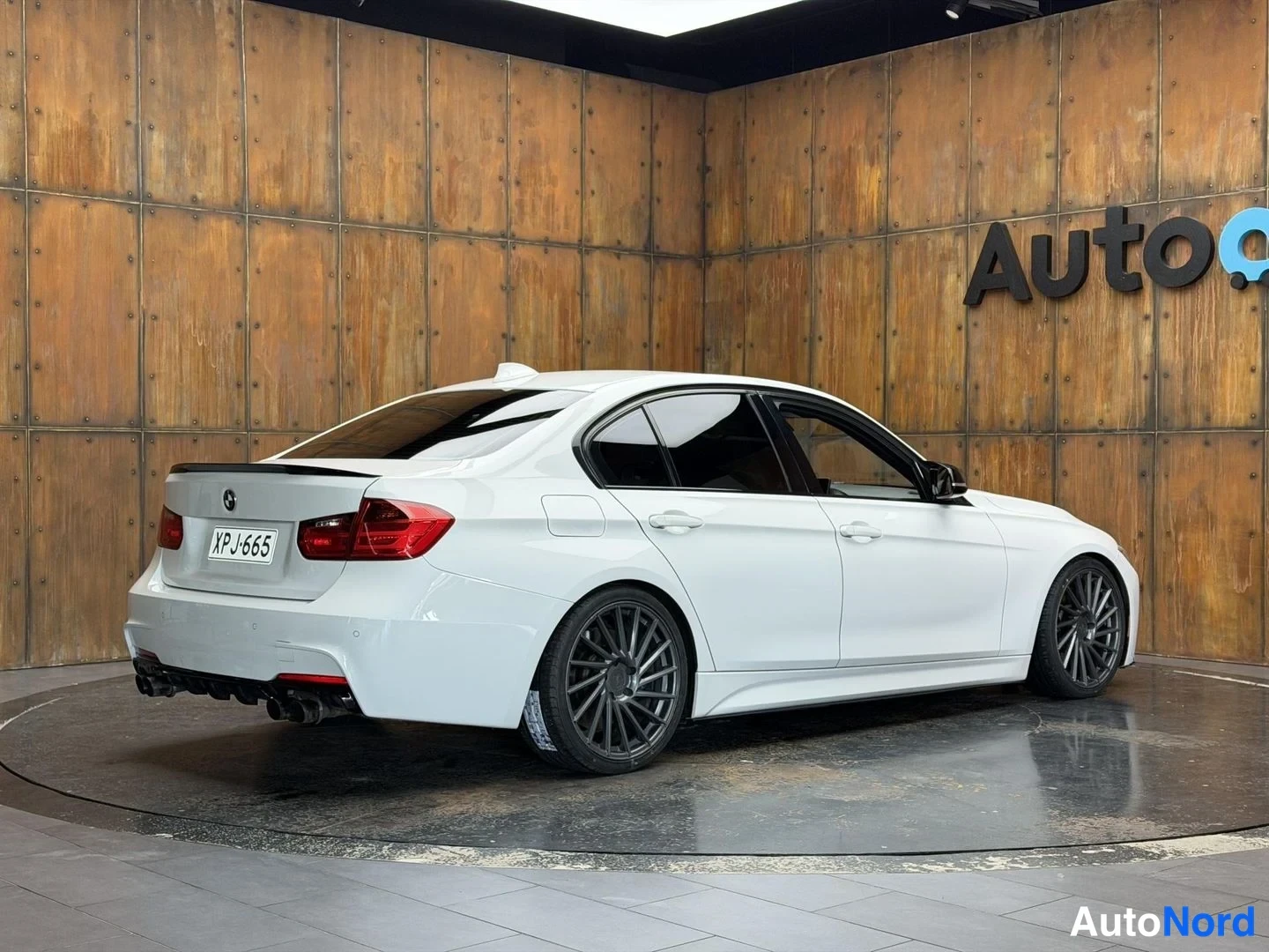 Valkoinen BMW 335i xDrive 2013, takaviisto, kuva 13