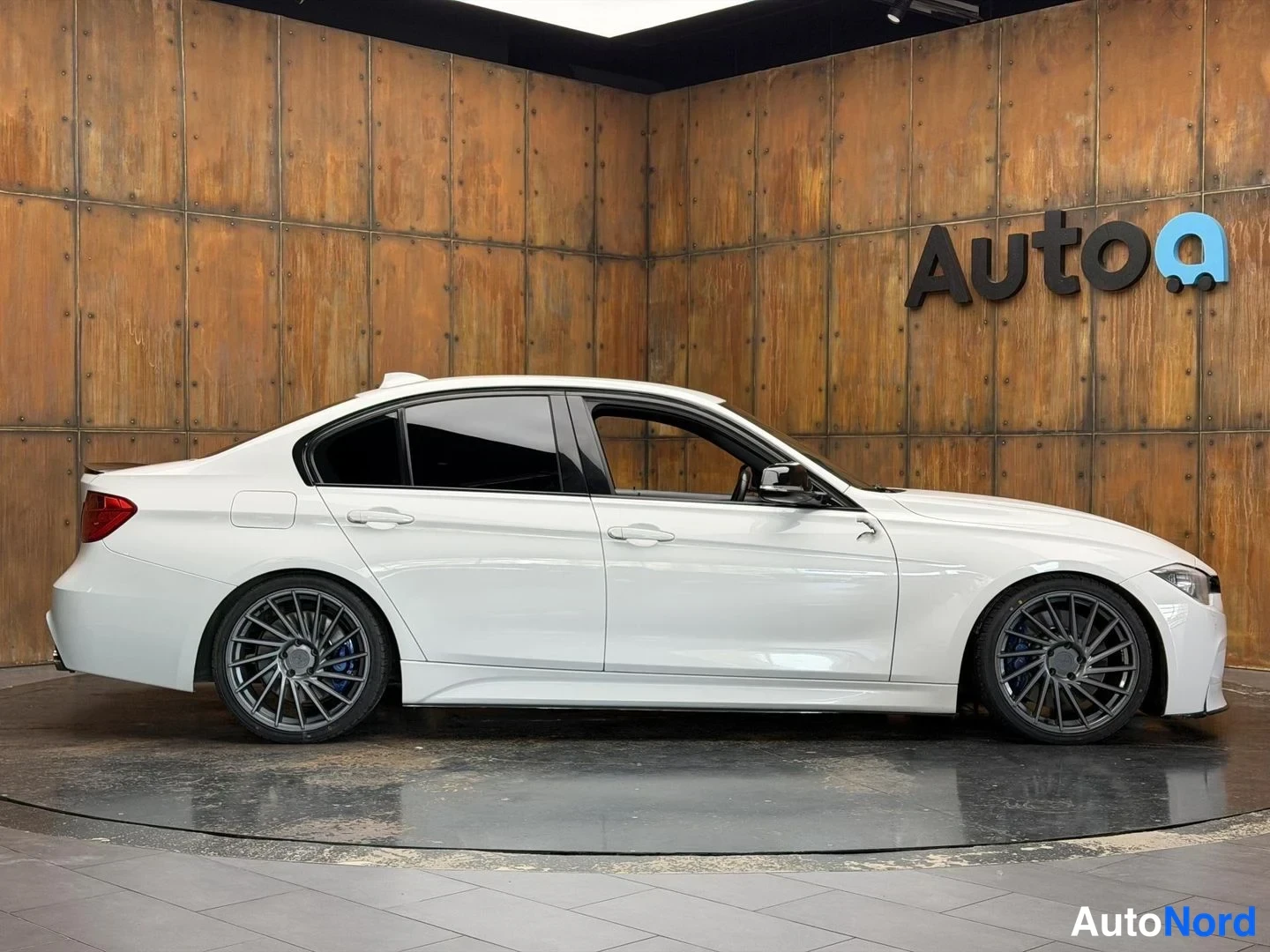 Valkoinen BMW 335i xDrive 2013, sivulta, kuva 11