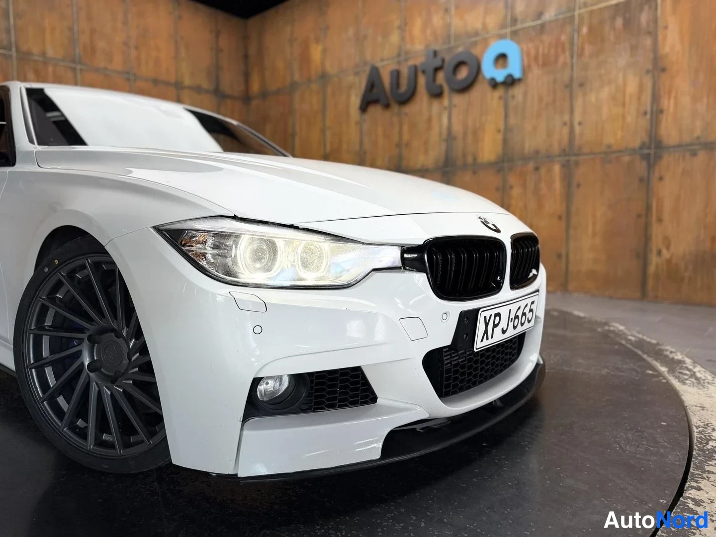 Valkoinen BMW 335i xDrive 2013, etuviisto, keula oikealle, kuva 7