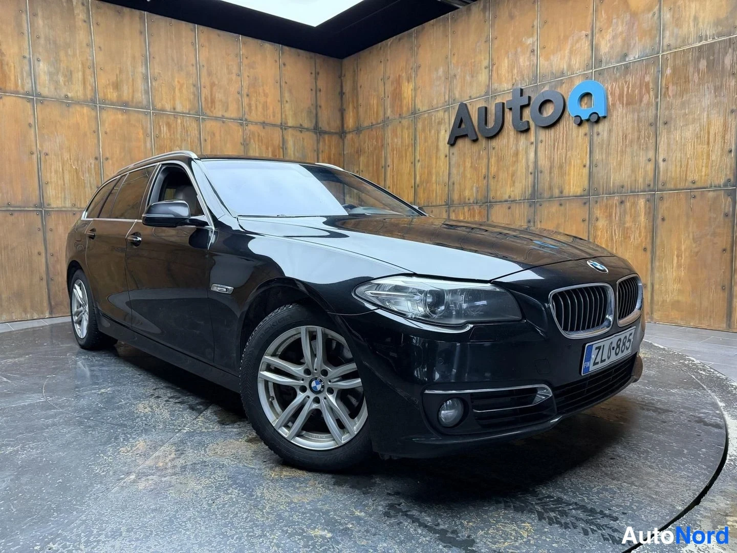 Musta BMW 520d xDrive 2014, etuviisto, keula oikealle, kuva 4