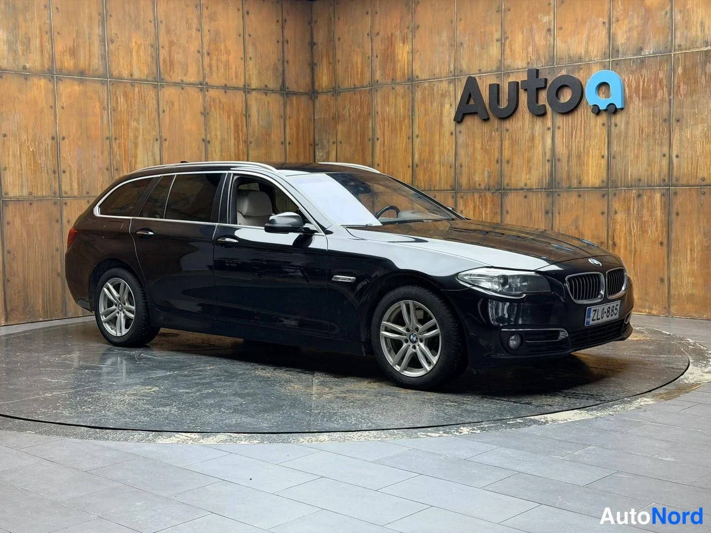 Musta BMW 520d xDrive 2014, etuviisto, keula oikealle, kuva 6