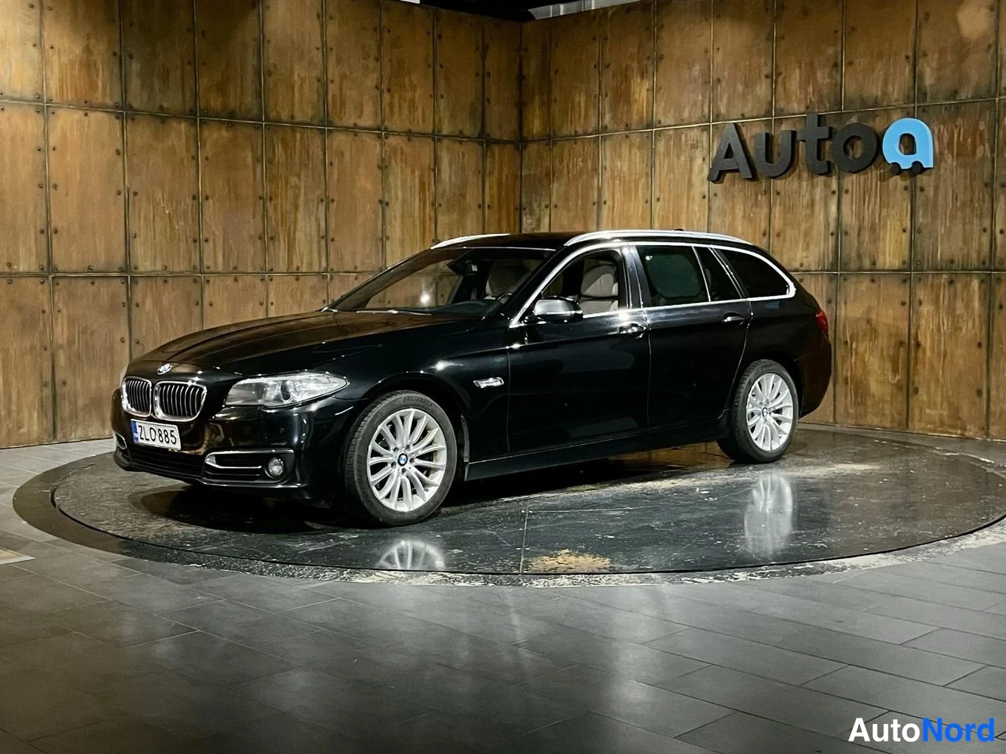 Musta BMW 520d xDrive 2014, etuviisto, keula vasemmalle, kuva 2