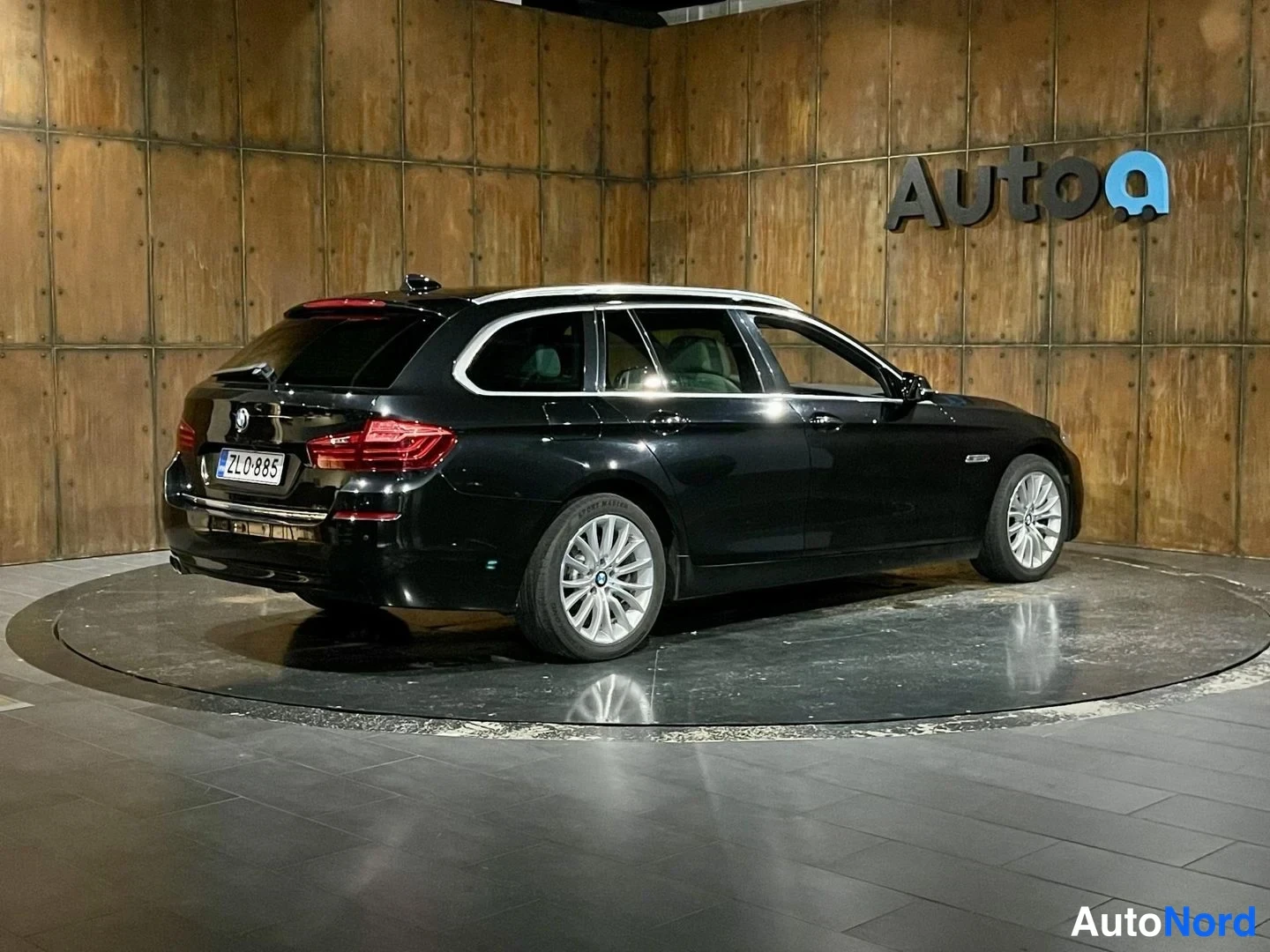 Musta BMW 520d xDrive 2014, takaviisto, kuva 16