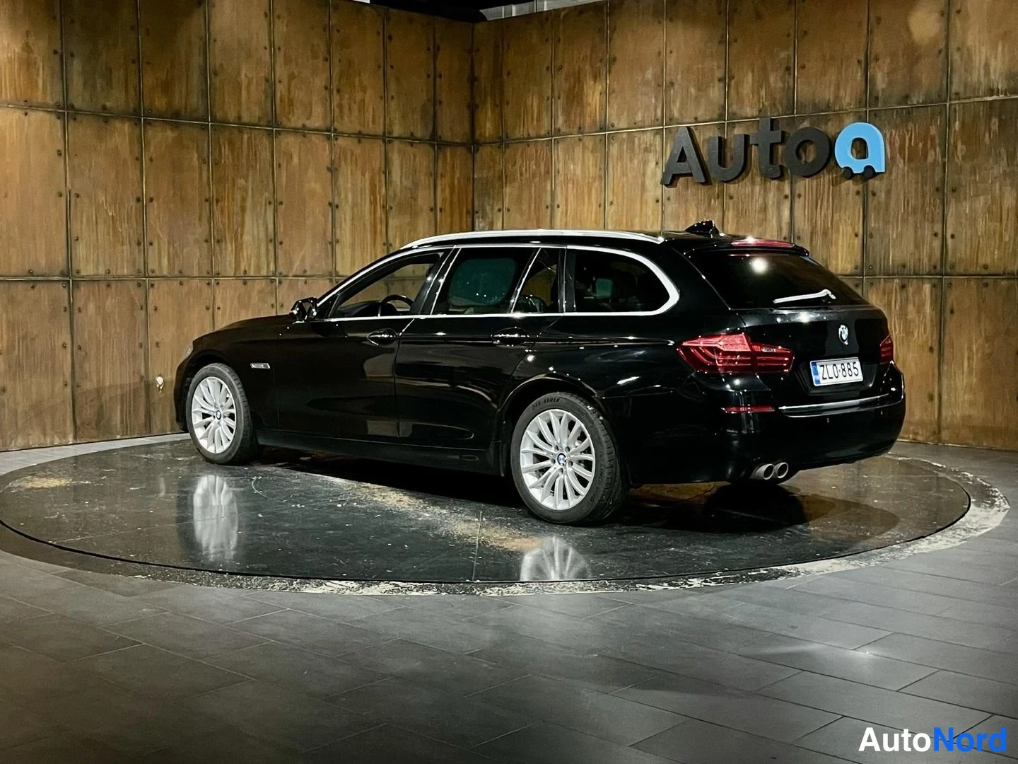 Musta BMW 520d xDrive 2014, takaviisto, kuva 17