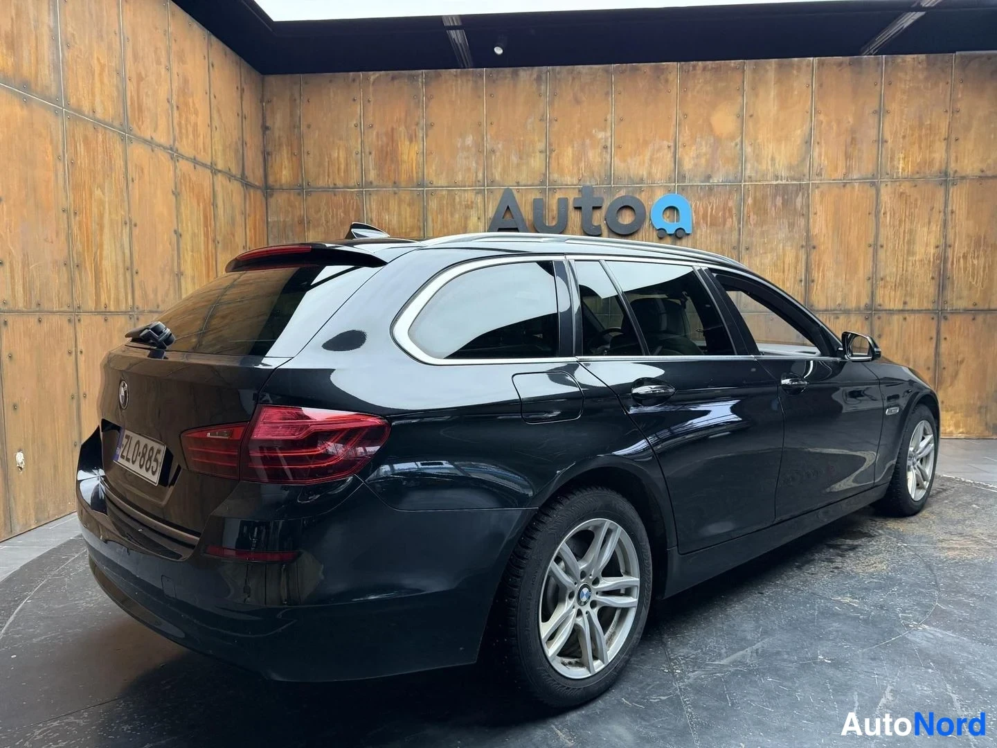 Musta BMW 520d xDrive 2014, takaviisto, kuva 18