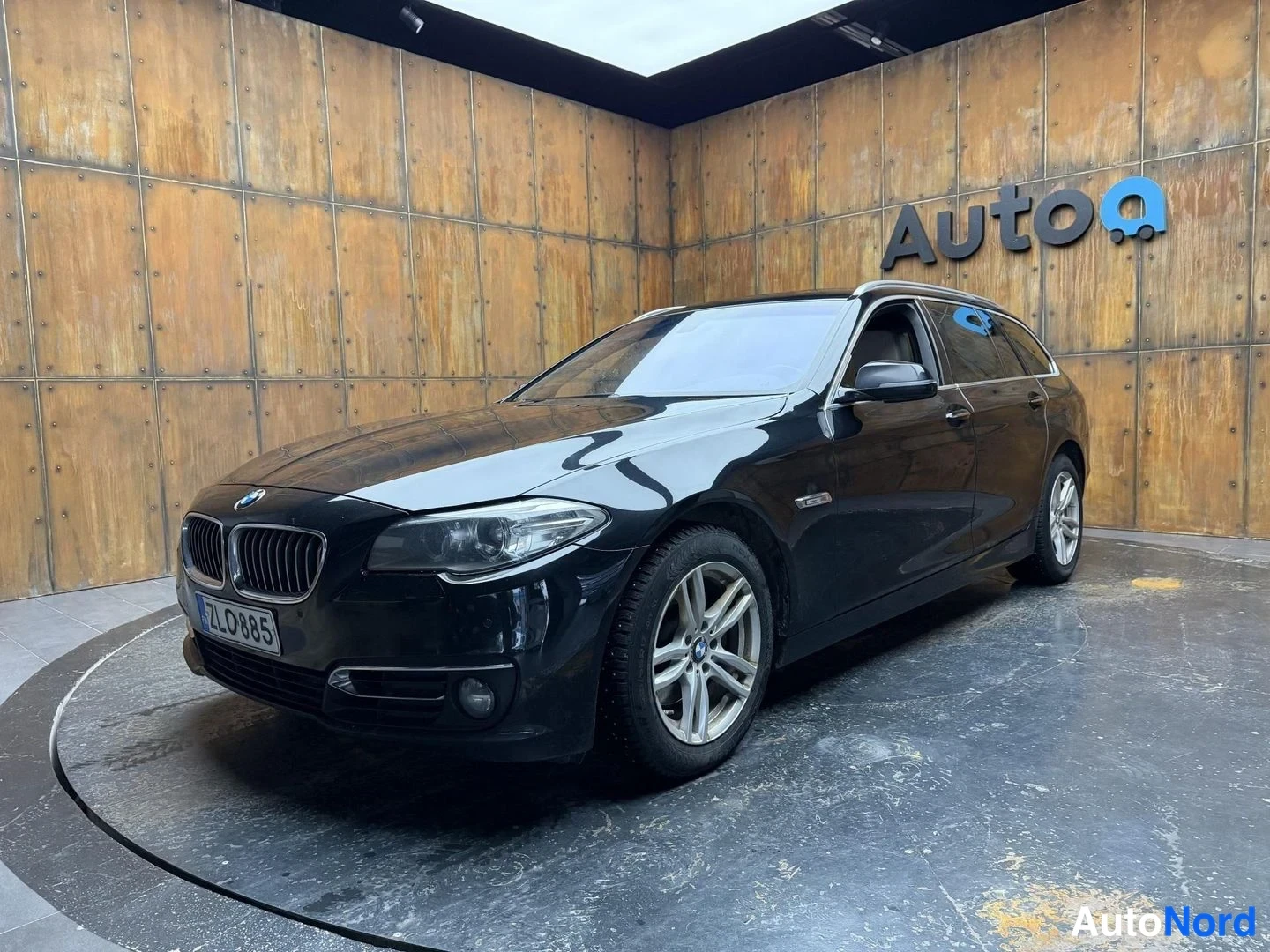 Musta BMW 520d xDrive 2014, etuviisto, keula vasemmalle, kuva 3