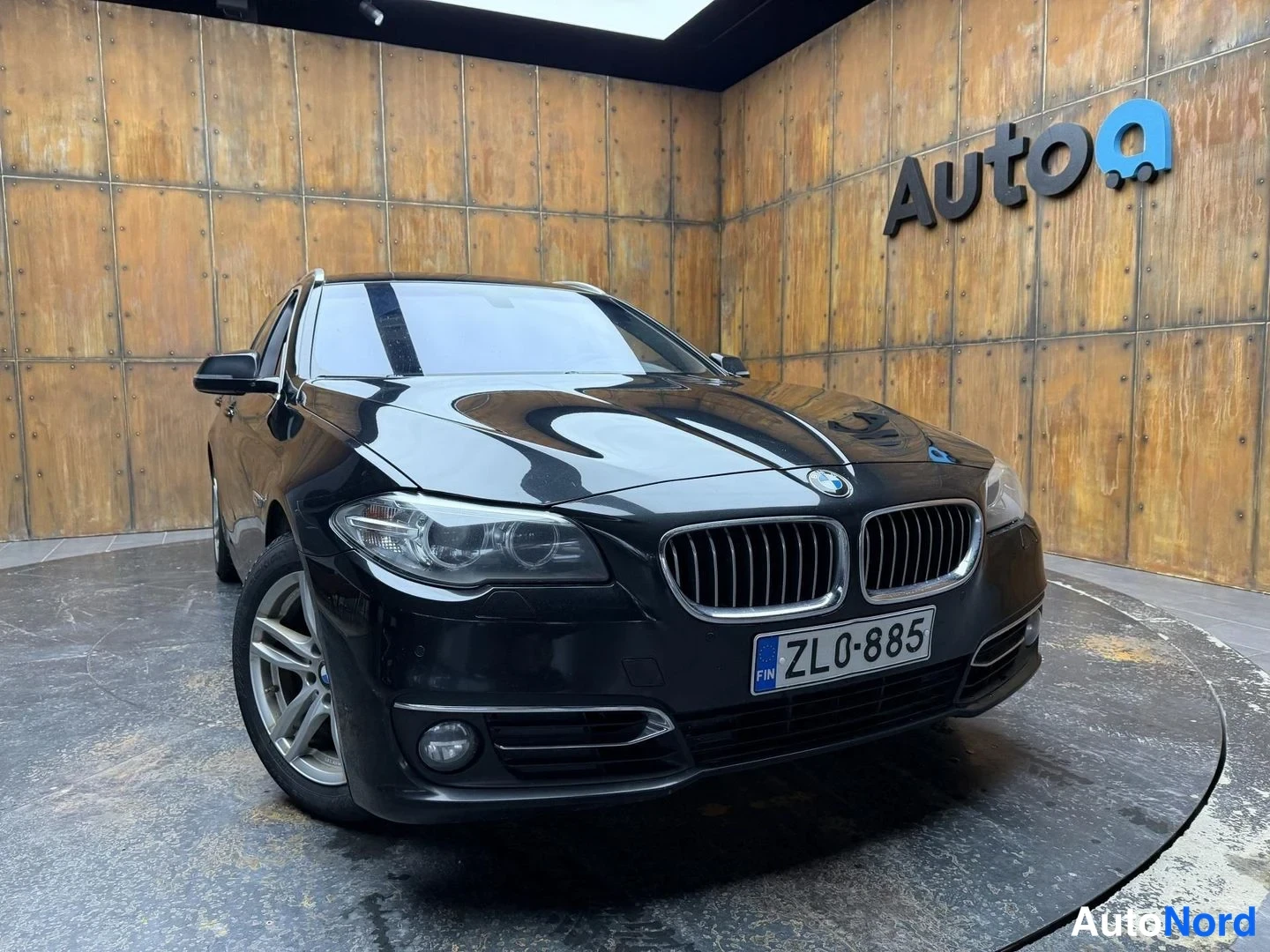 Musta BMW 520d xDrive 2014, etuviisto, keula oikealle, kuva 9