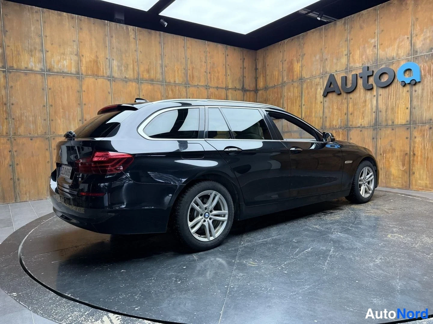 Musta BMW 520d xDrive 2014, takaviisto, kuva 15