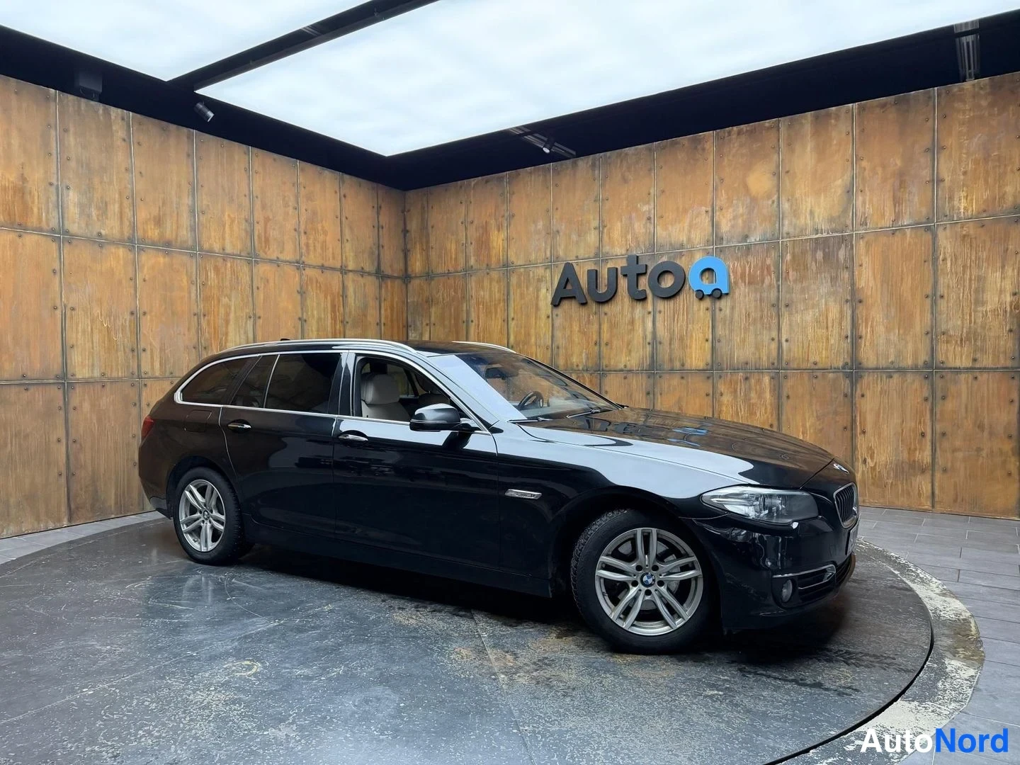 Musta BMW 520d xDrive 2014, etuviisto, keula oikealle, kuva 5