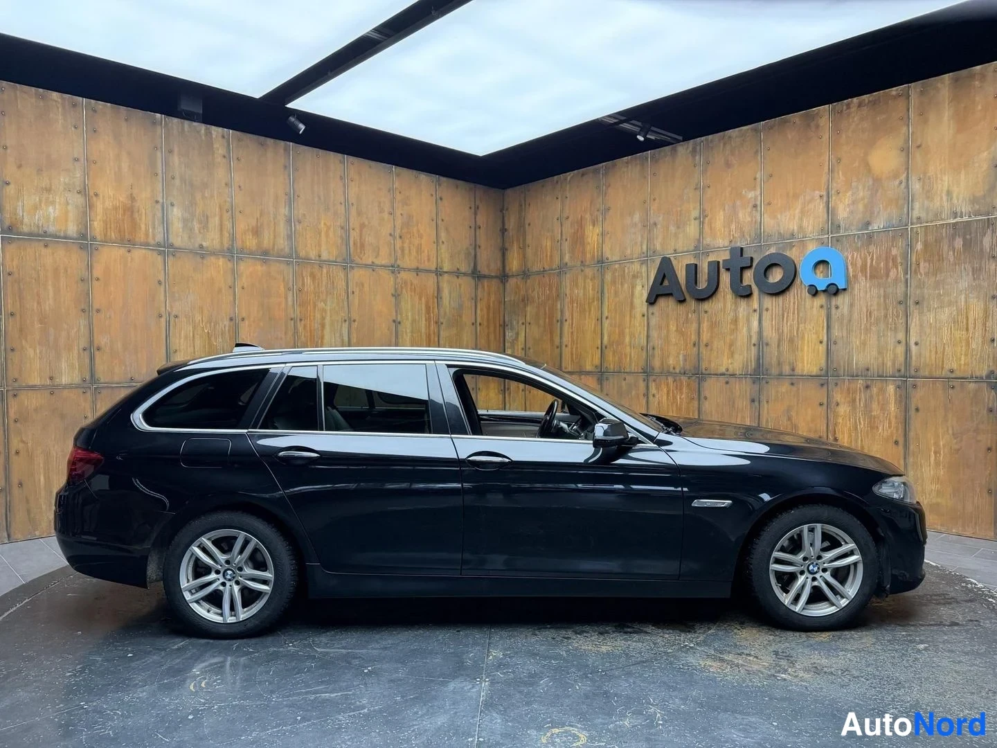 Musta BMW 520d xDrive 2014, sivulta, kuva 12