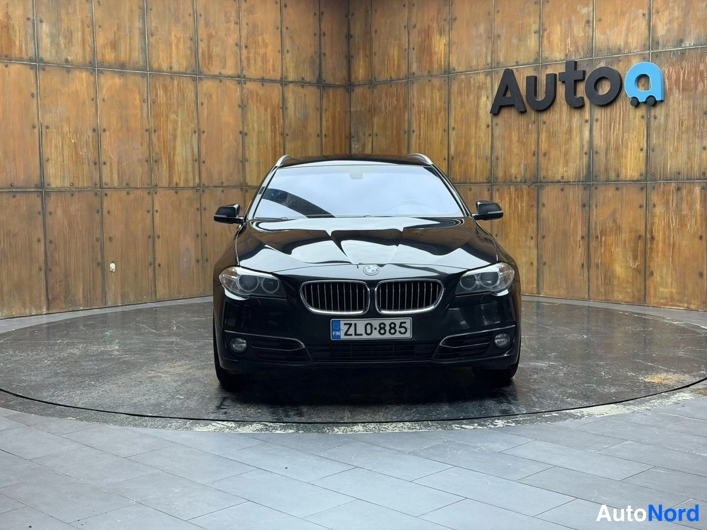 Musta BMW 520d xDrive 2014, edestä, kuva 10
