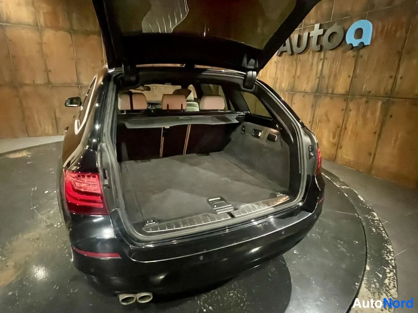 Musta BMW 520d xDrive 2014, tavaratila, kuva 24