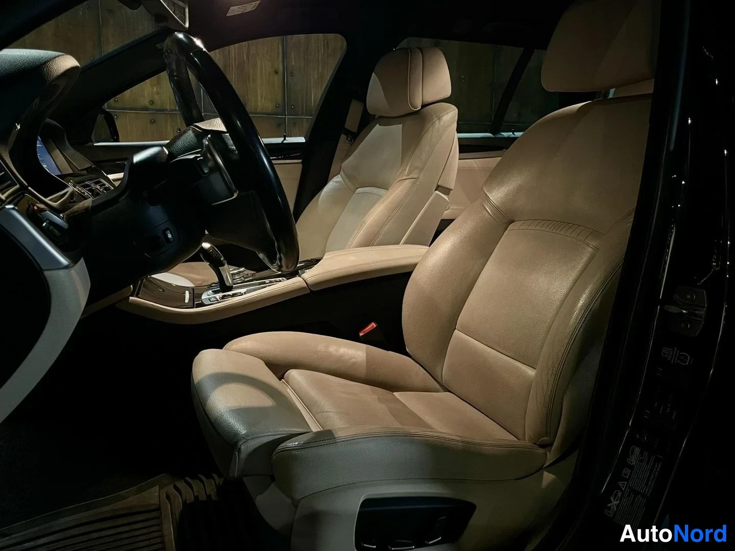 Musta BMW 520d xDrive 2014, etuistuimet, kuva 22