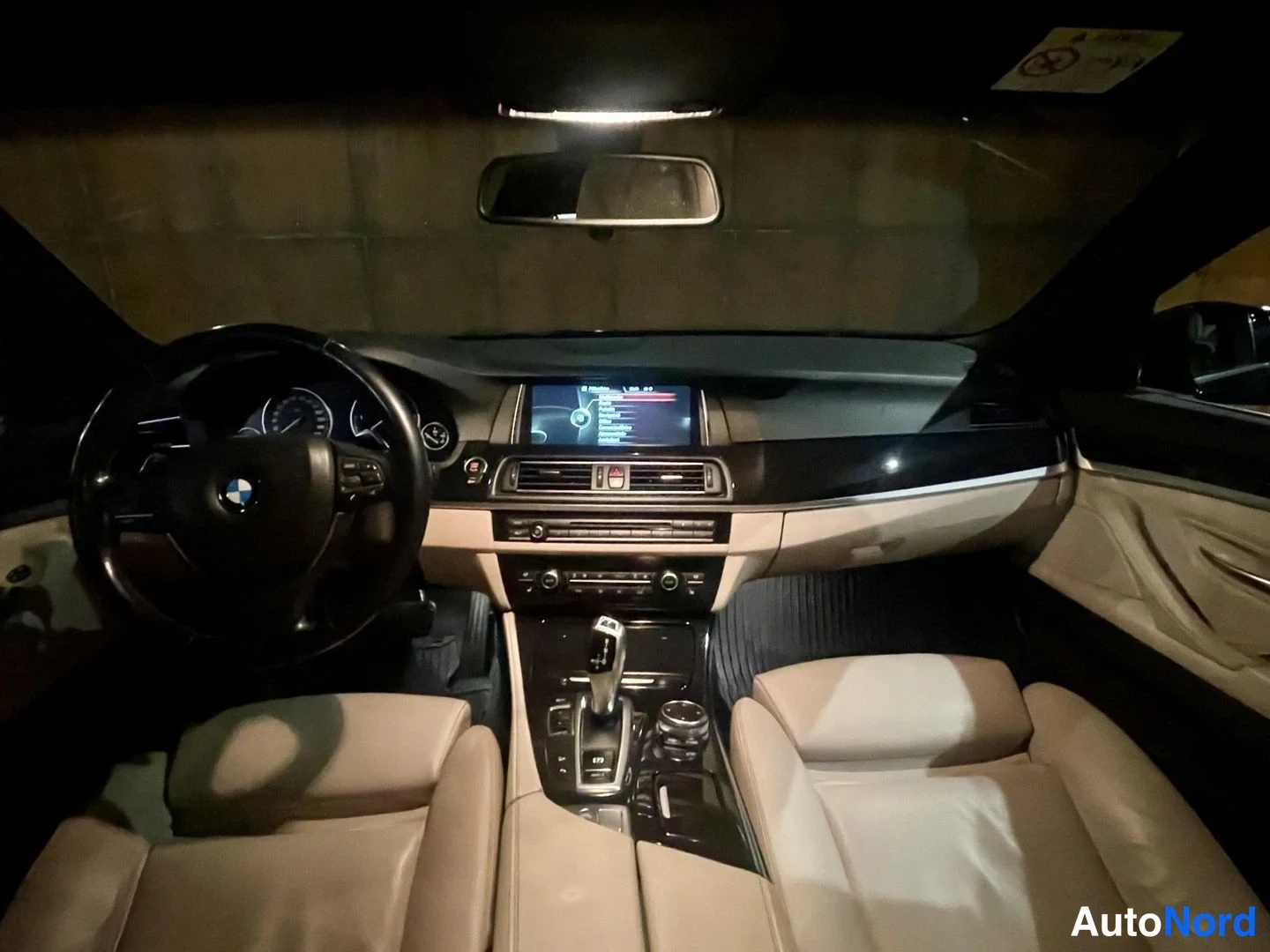 Musta BMW 520d xDrive 2014, ohjaamo, kuva 21