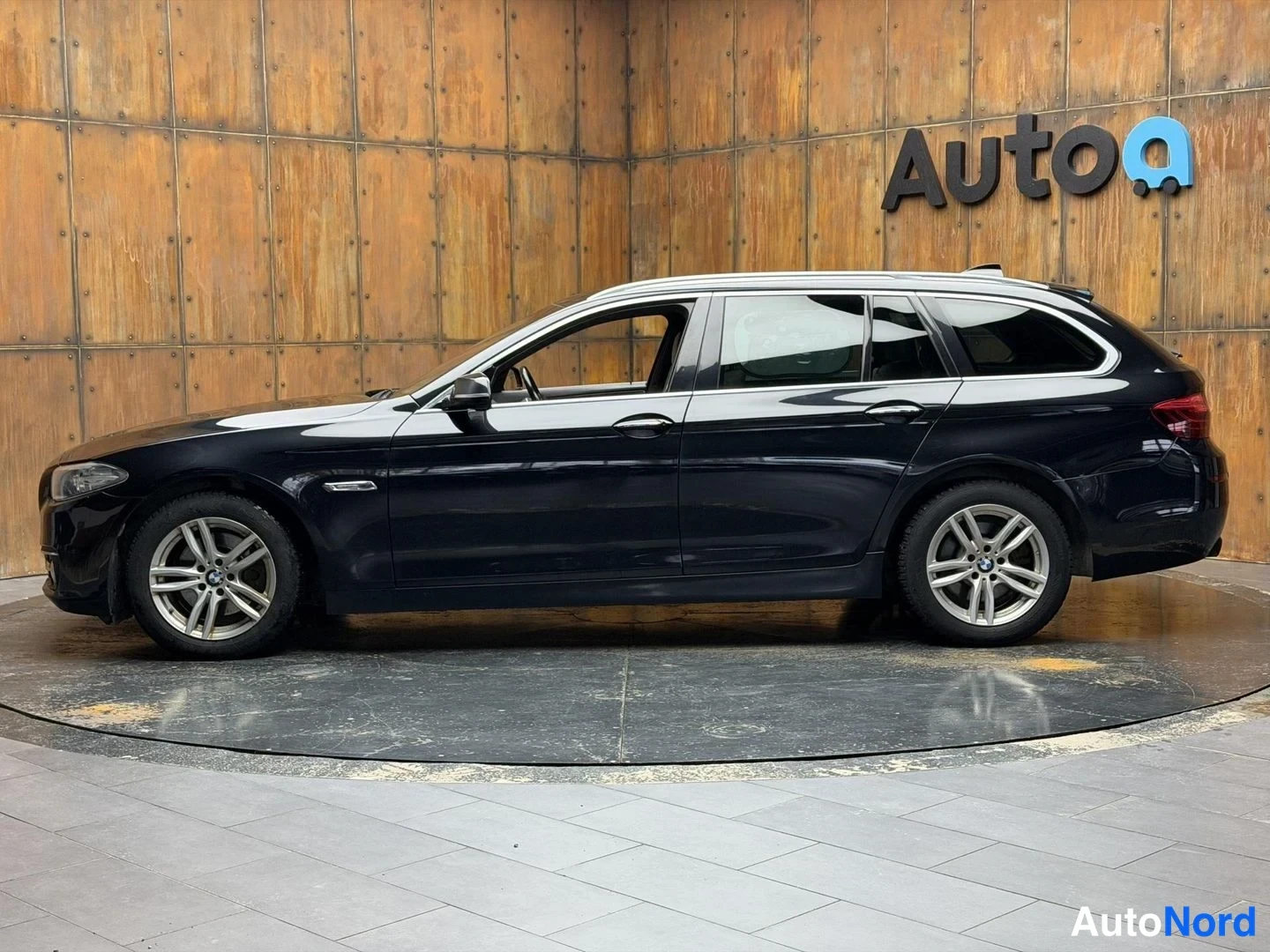 Musta BMW 520d xDrive 2014, sivulta, kuva 11