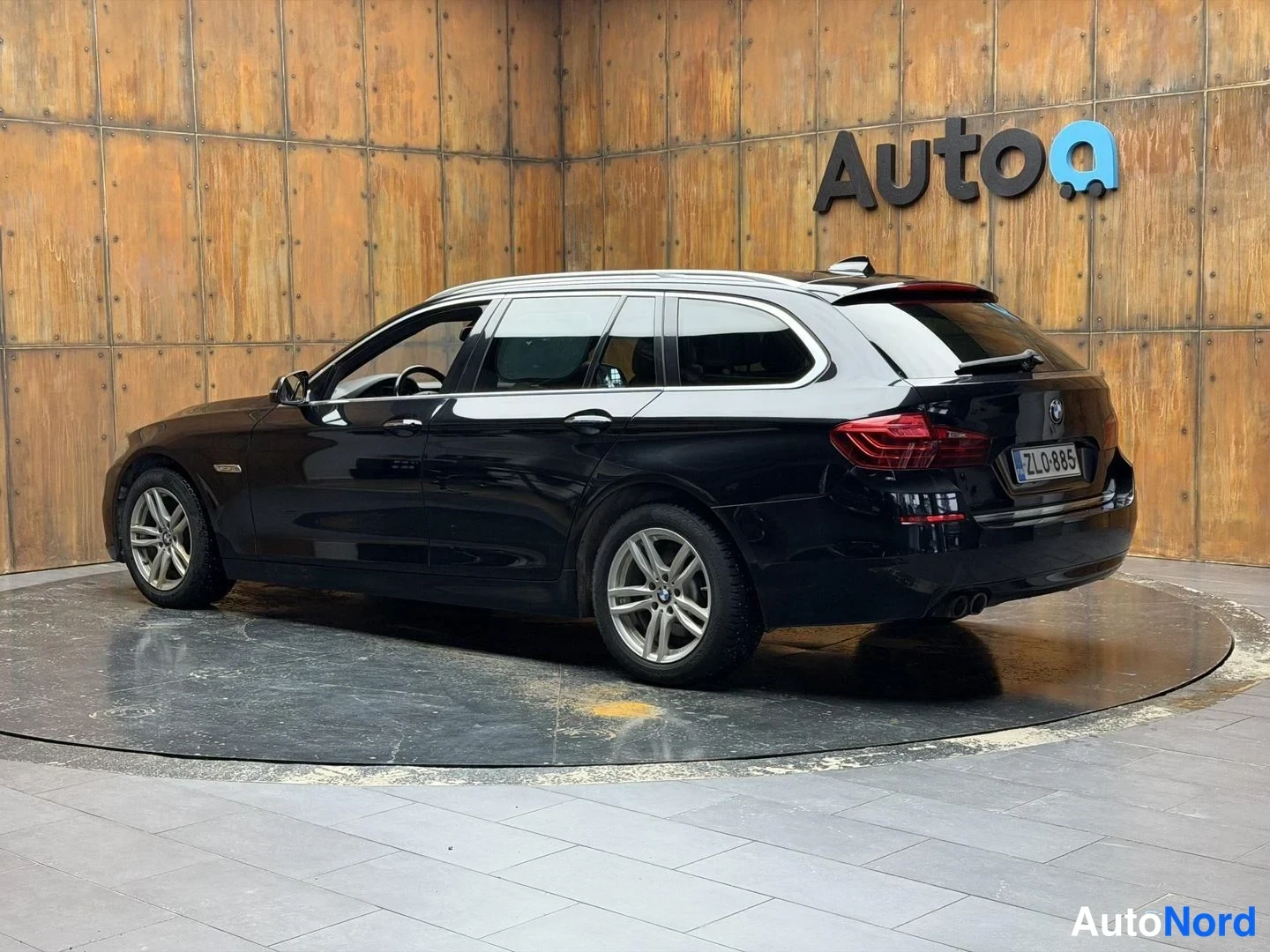 Musta BMW 520d xDrive 2014, takaviisto, kuva 13