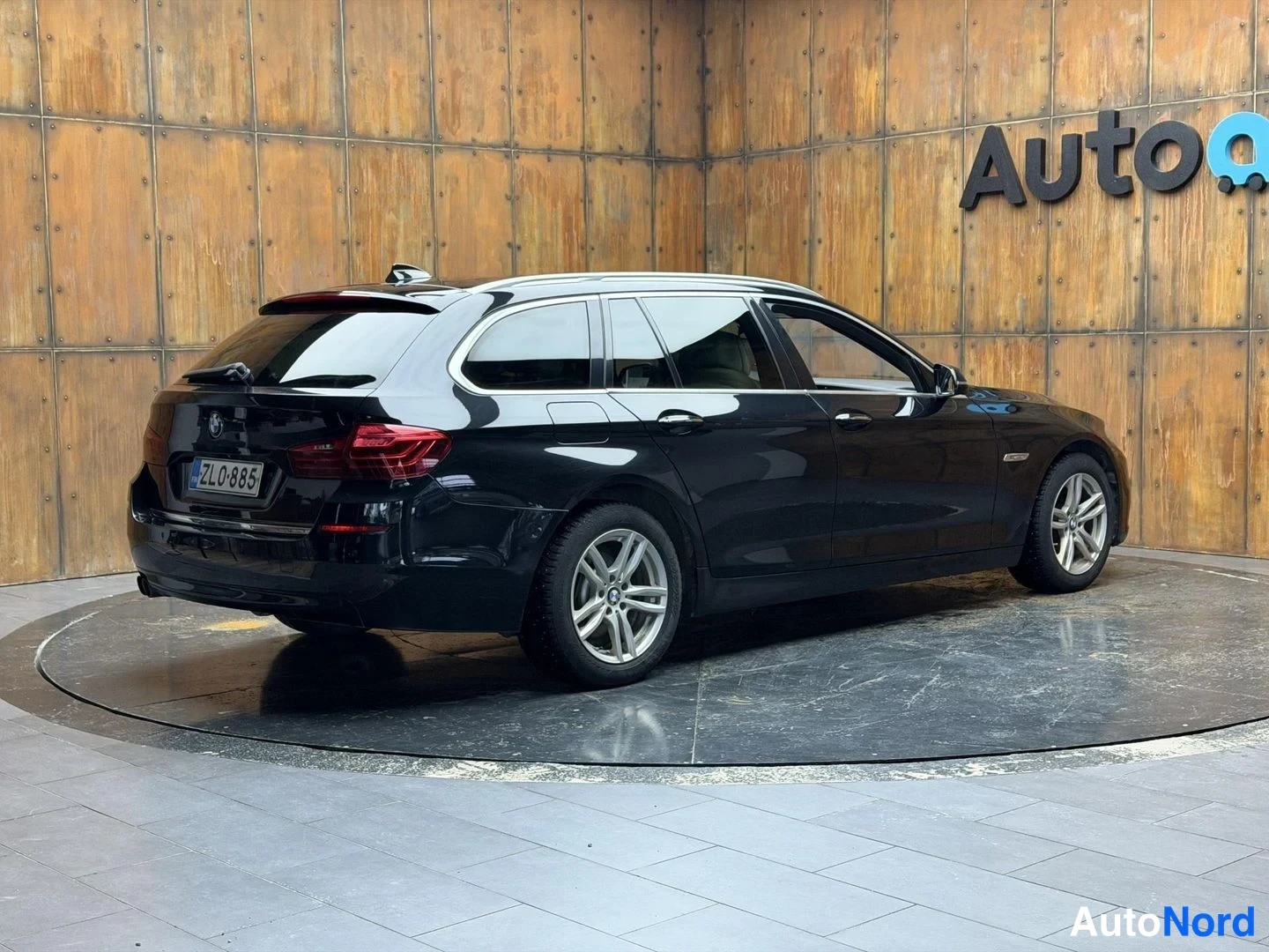Musta BMW 520d xDrive 2014, takaviisto, kuva 14