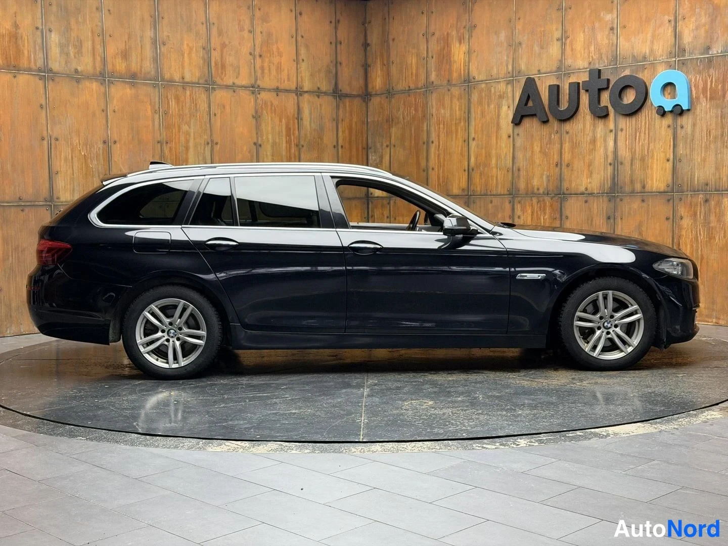 Musta BMW 520d xDrive 2014, etuviisto, keula oikealle, kuva 7