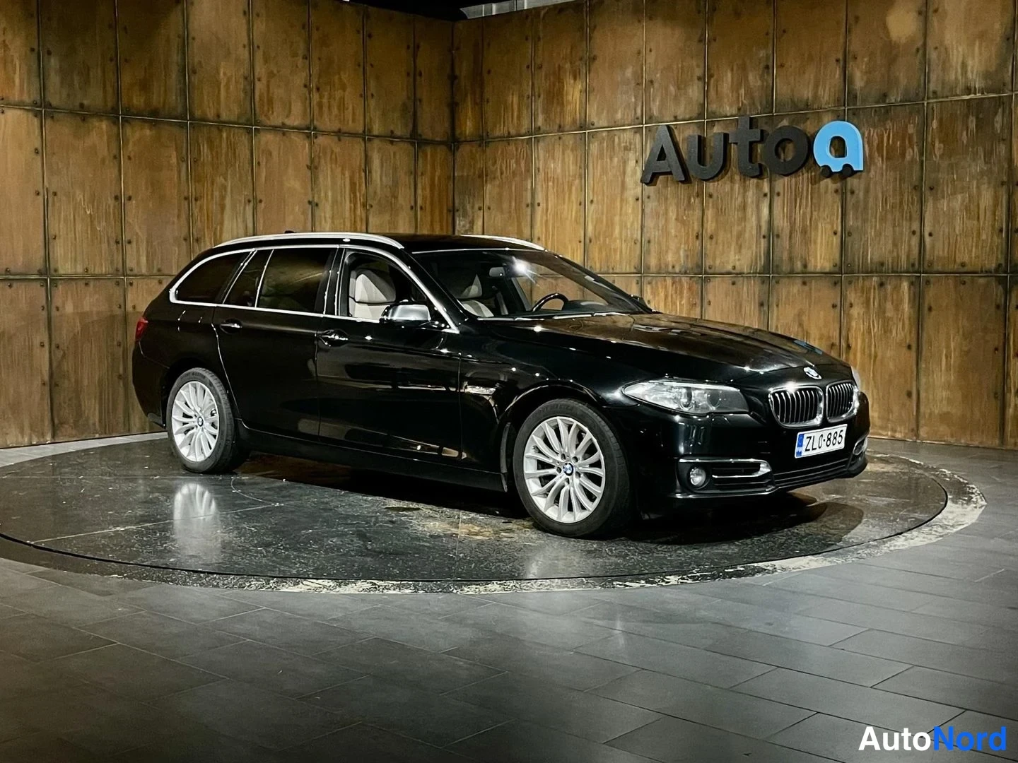 Musta BMW 520d xDrive 2014, etuviisto, keula oikealle, kuva 8