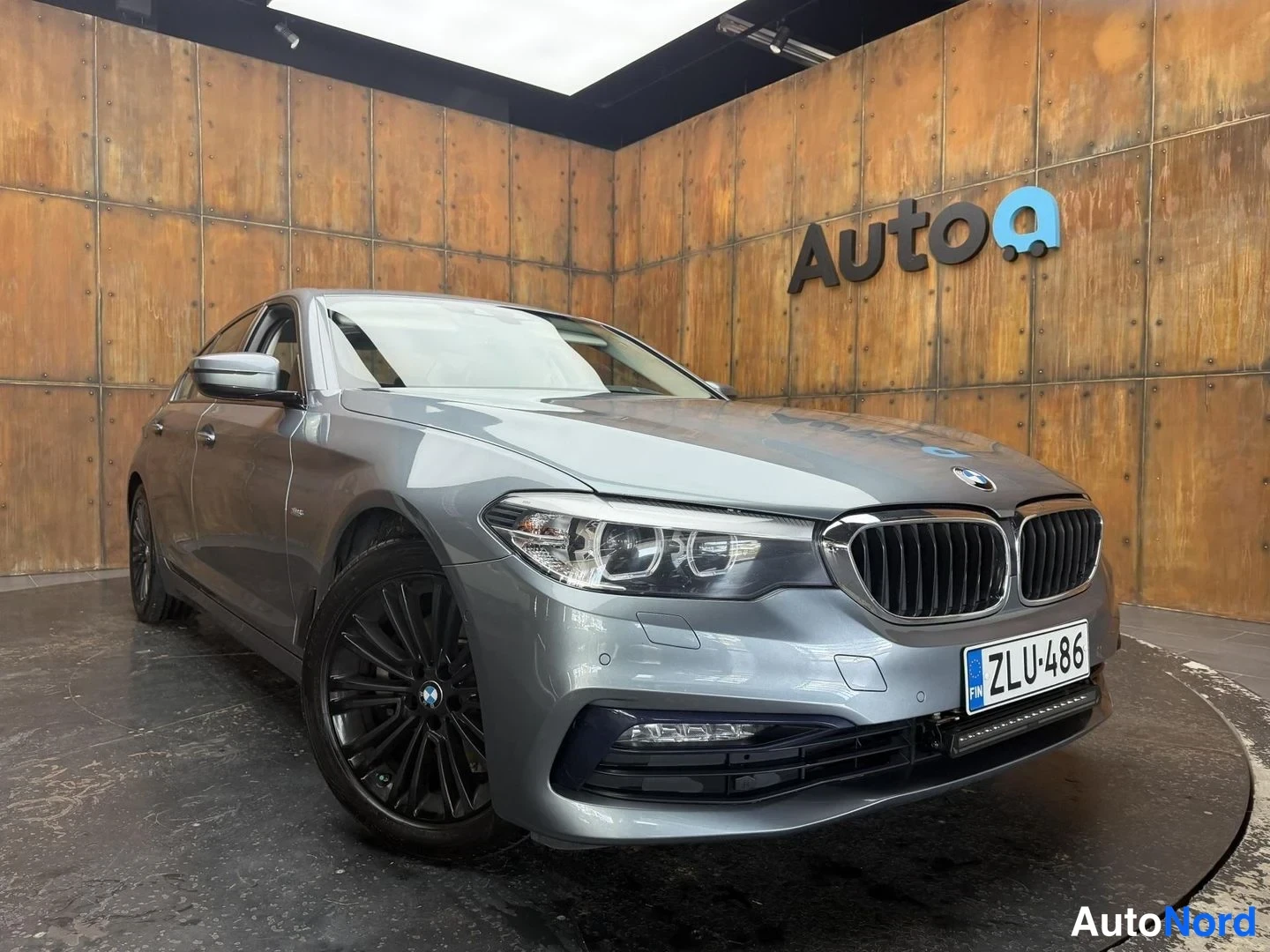 Harmaa BMW 520d xDrive 2018, etuviisto, keula oikealle, kuva 4