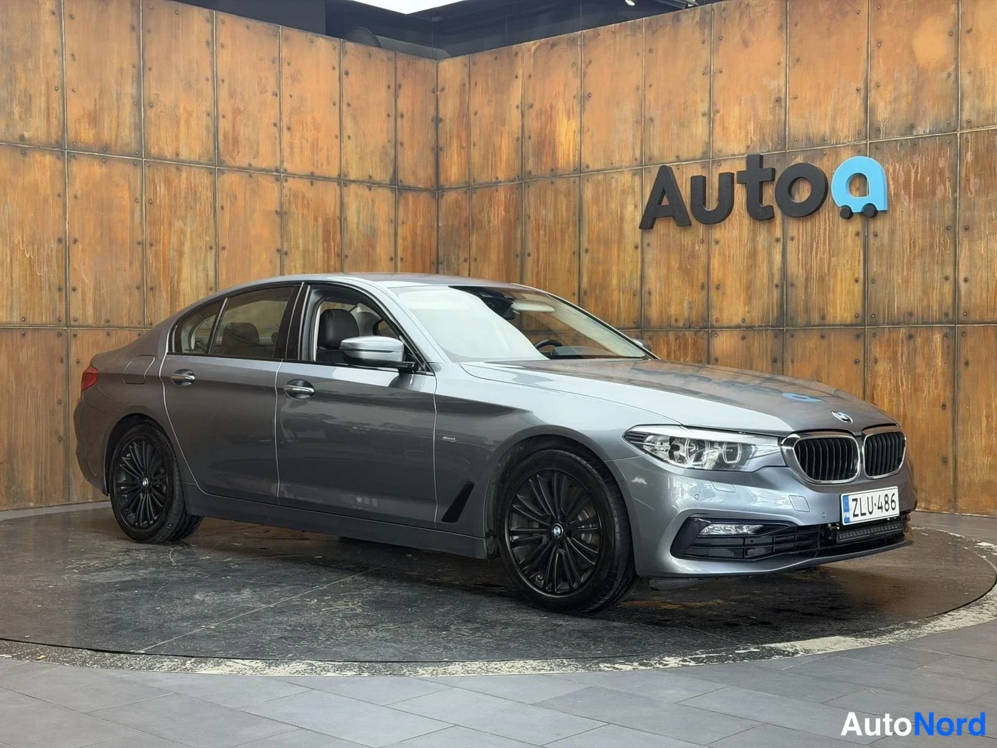 Harmaa BMW 520d xDrive 2018, etuviisto, keula oikealle, kuva 5