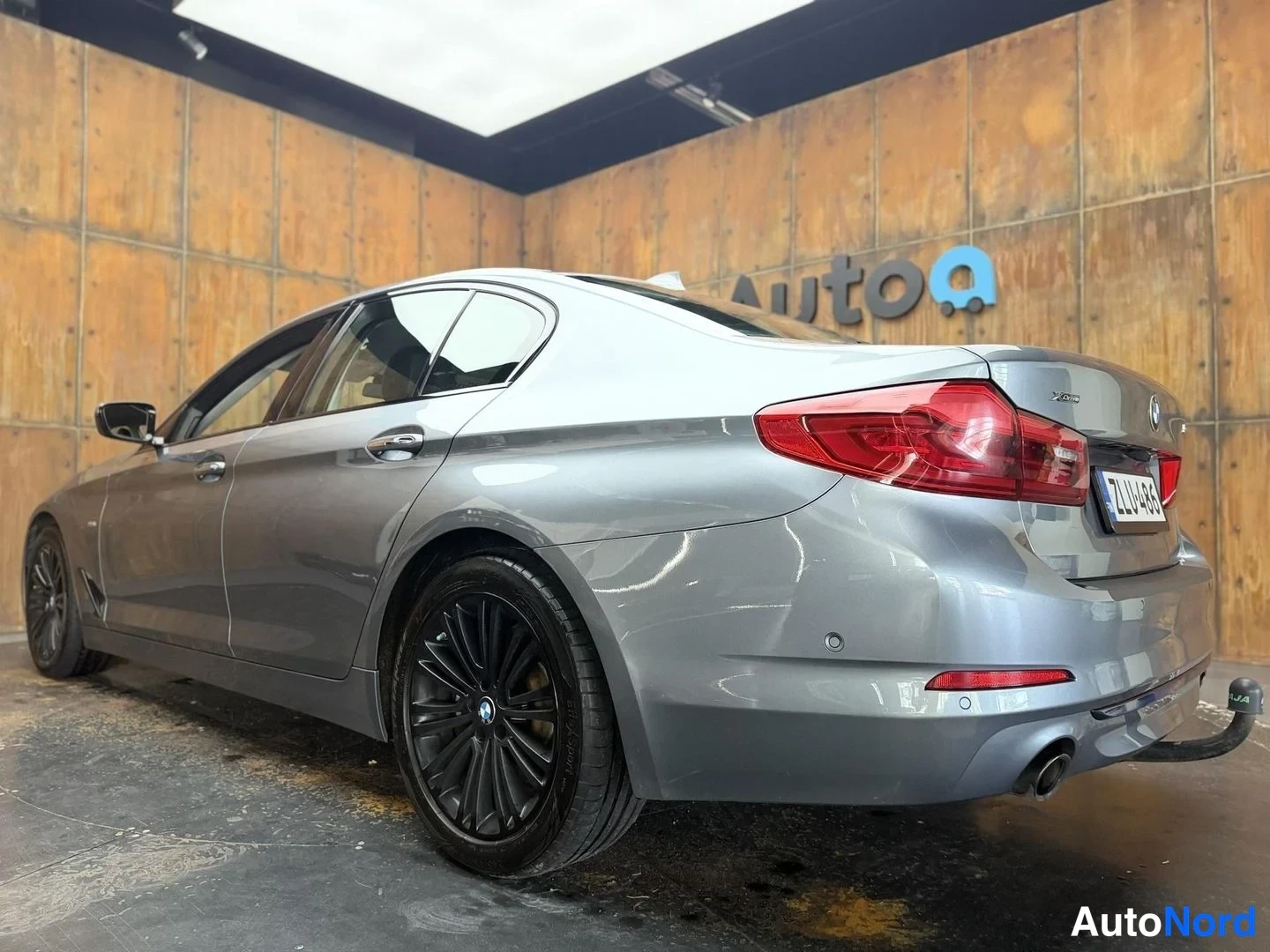 Harmaa BMW 520d xDrive 2018, takaviisto, kuva 14