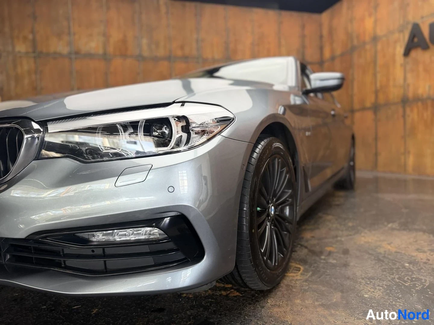 Harmaa BMW 520d xDrive 2018, etuviisto, keula vasemmalle, kuva 3