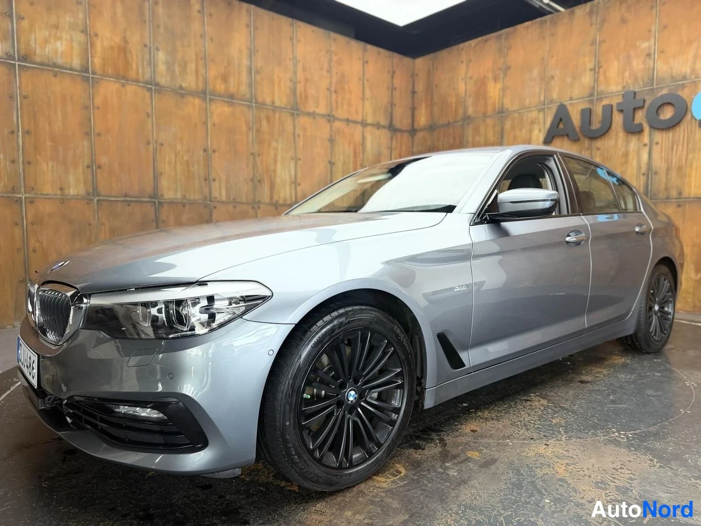 Harmaa BMW 520d xDrive 2018, etuviisto, keula vasemmalle, kuva 2