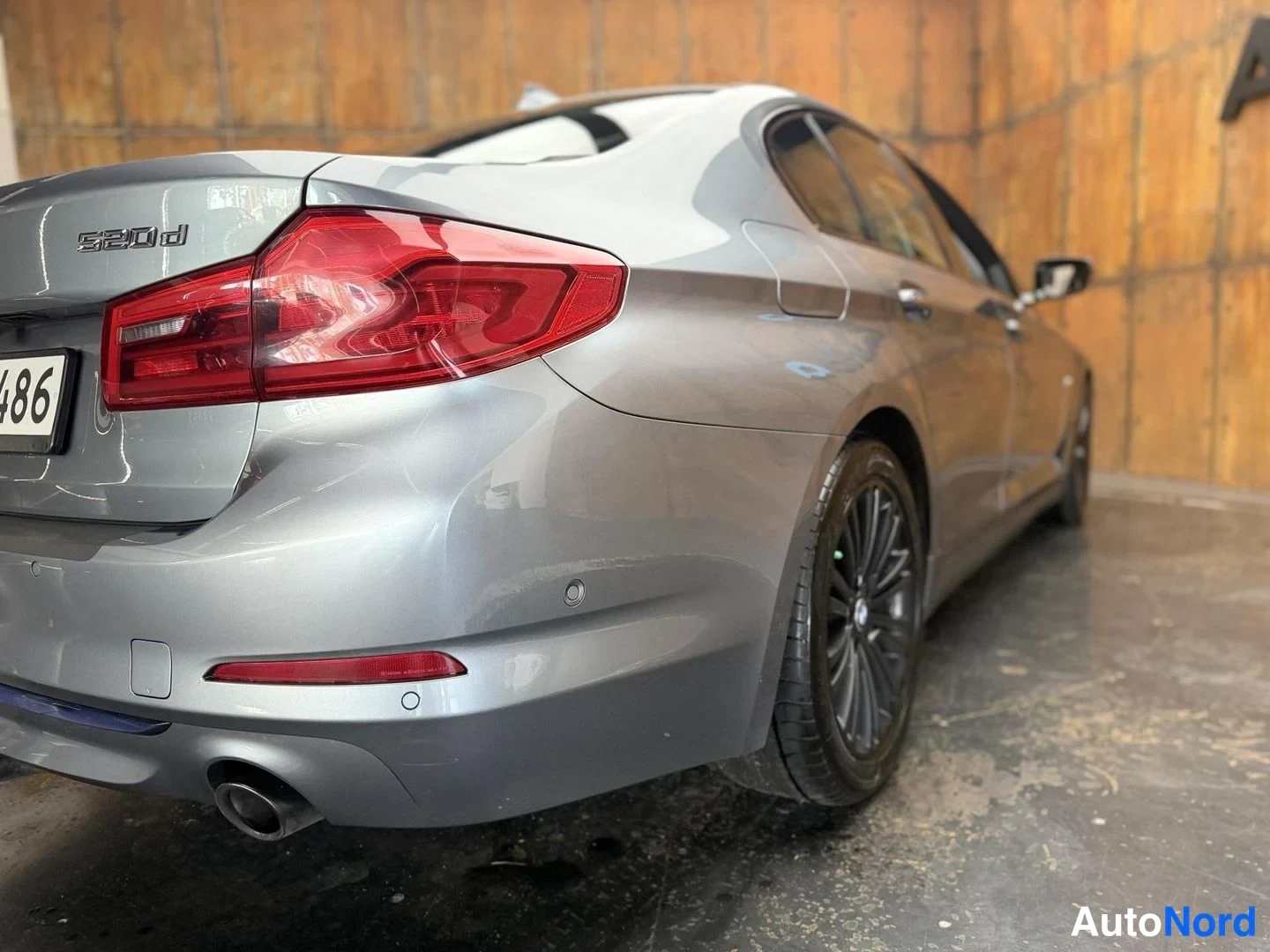 Harmaa BMW 520d xDrive 2018, takaviisto, kuva 13
