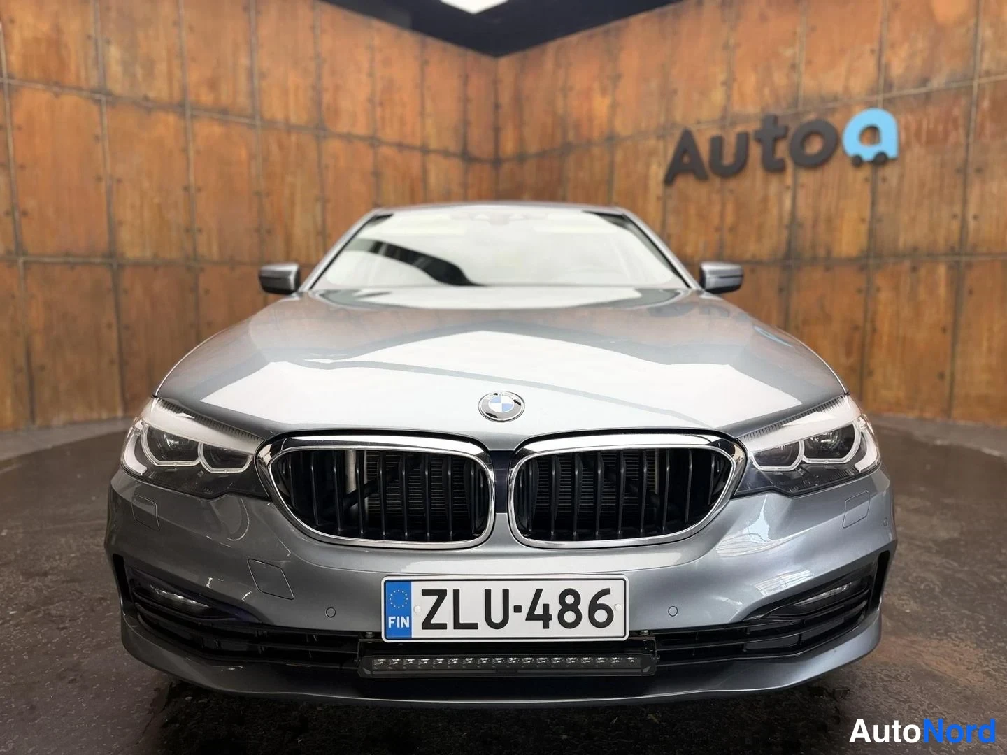 Harmaa BMW 520d xDrive 2018, edestä, kuva 8