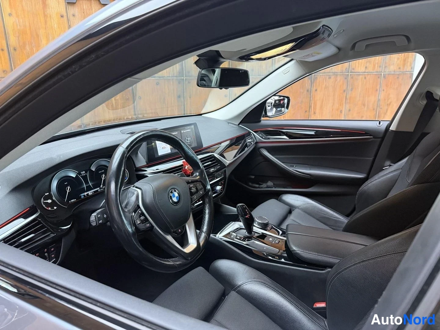 Harmaa BMW 520d xDrive 2018, ohjaamo, kuva 17