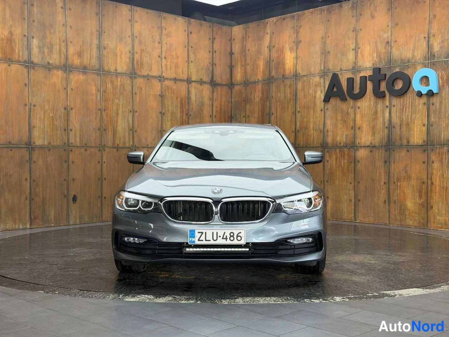 Harmaa BMW 520d xDrive 2018, edestä, kuva 7