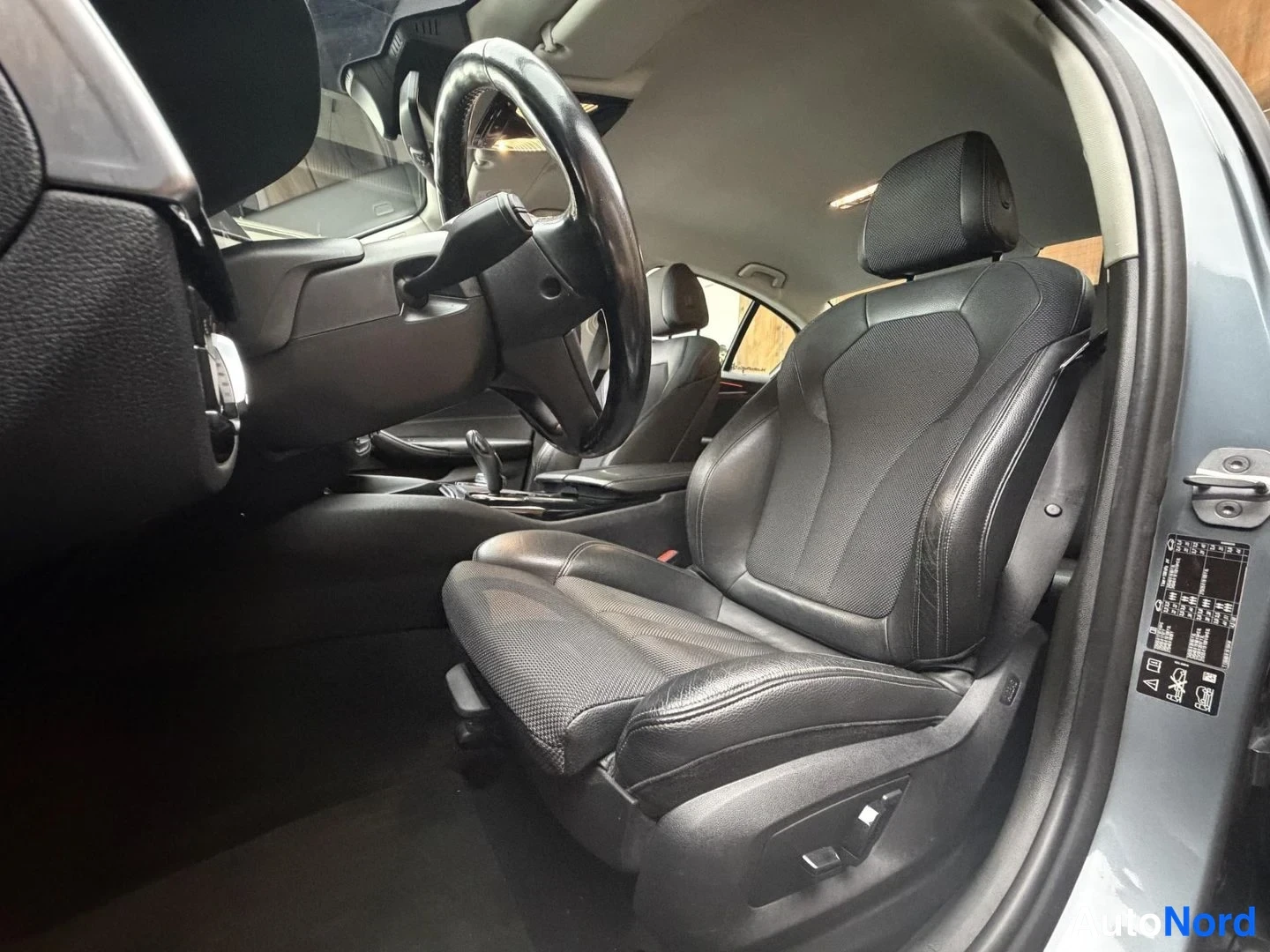Harmaa BMW 520d xDrive 2018, etuistuimet, kuva 21