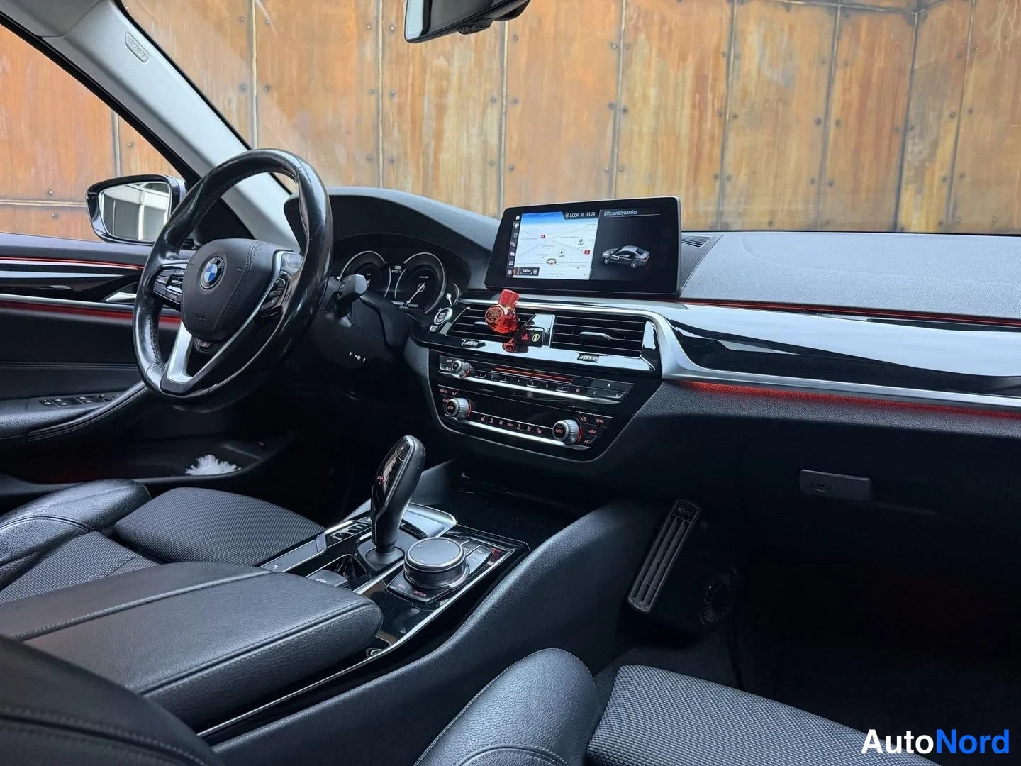Harmaa BMW 520d xDrive 2018, ohjaamo, kuva 18