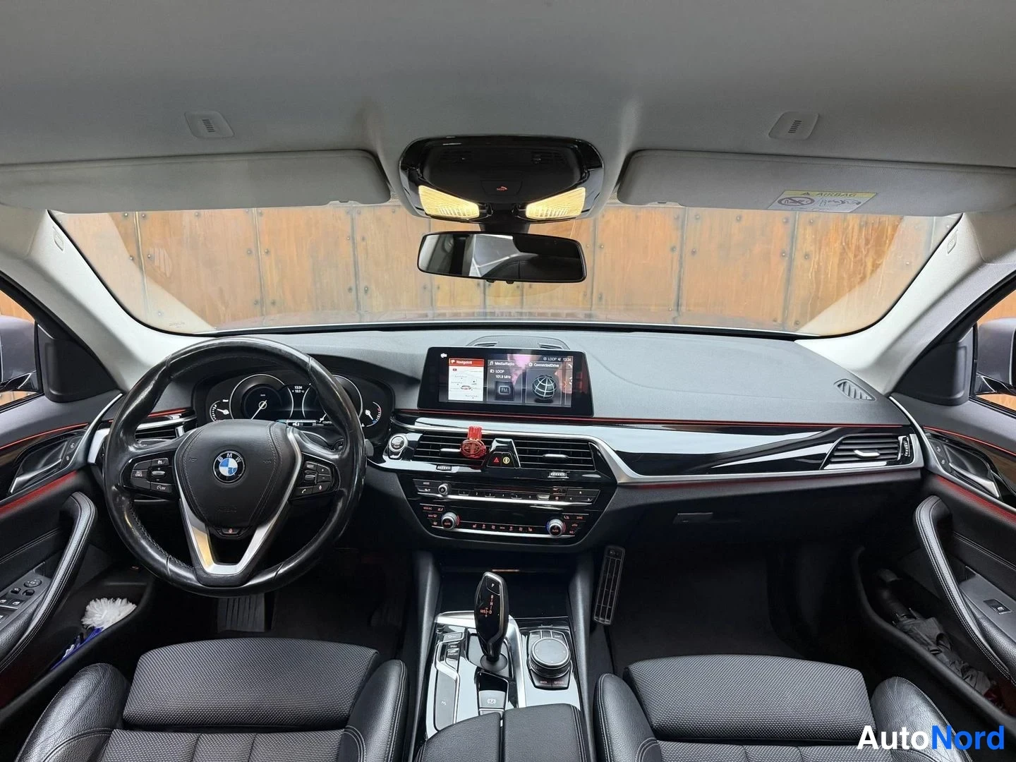 Harmaa BMW 520d xDrive 2018, ohjaamo, kuva 19