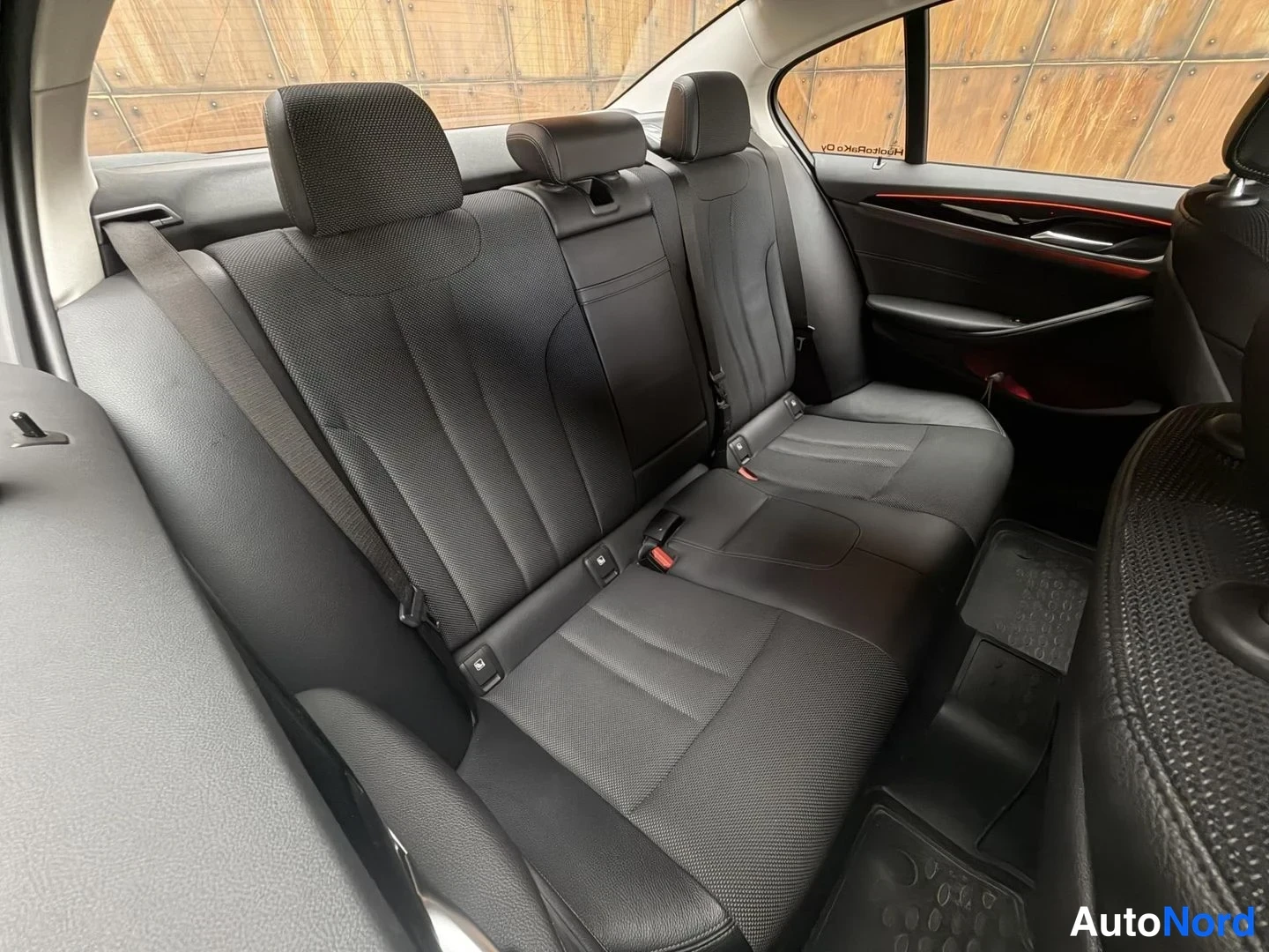 Harmaa BMW 520d xDrive 2018, takaistuimet, kuva 22