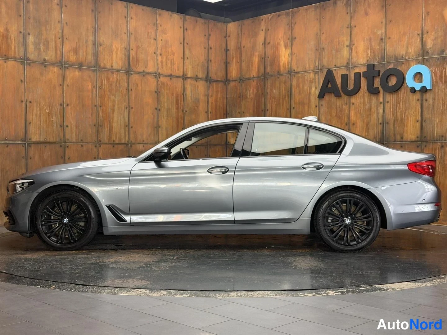 Harmaa BMW 520d xDrive 2018, sivulta, kuva 9