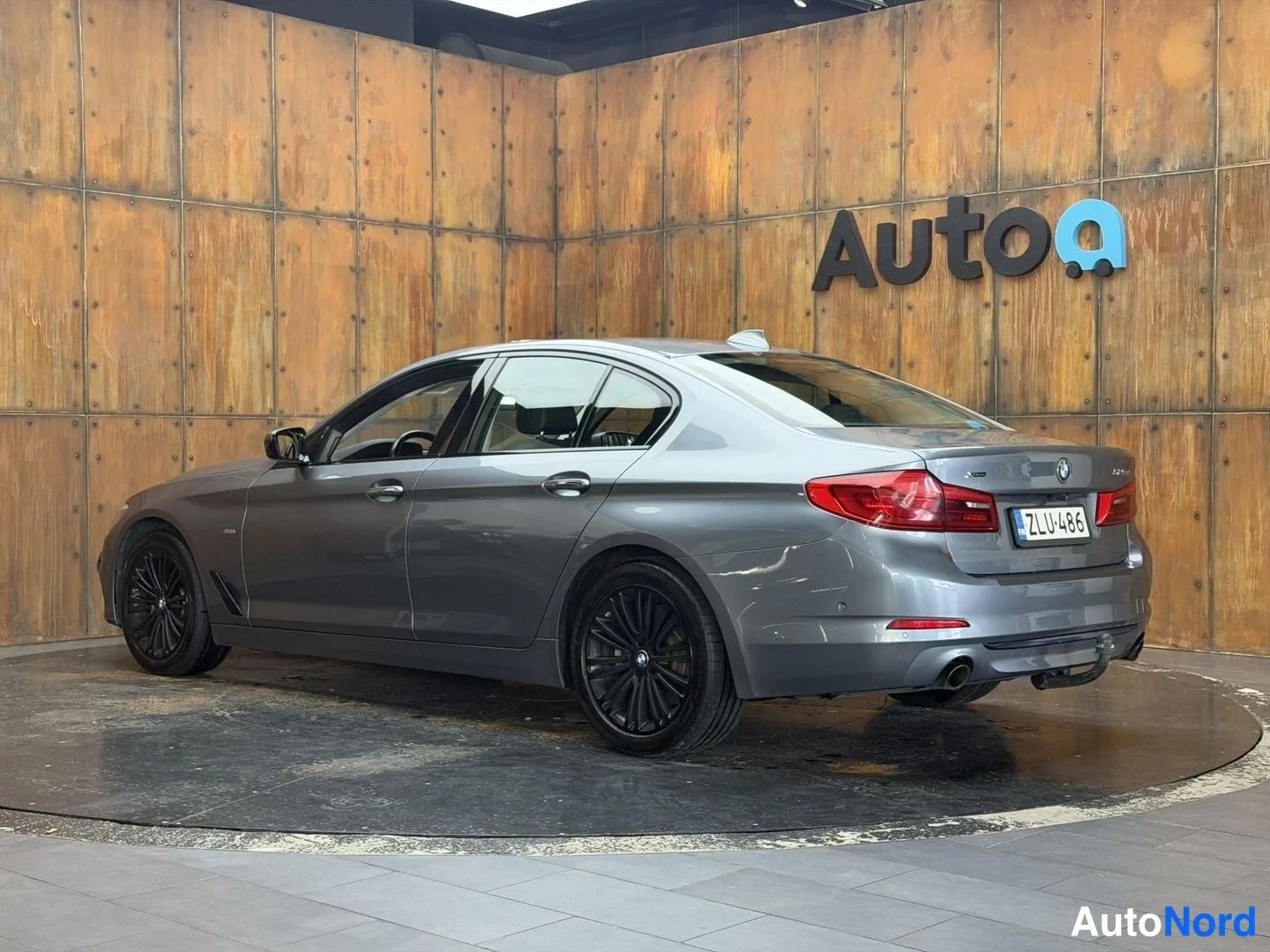 Harmaa BMW 520d xDrive 2018, takaviisto, kuva 11