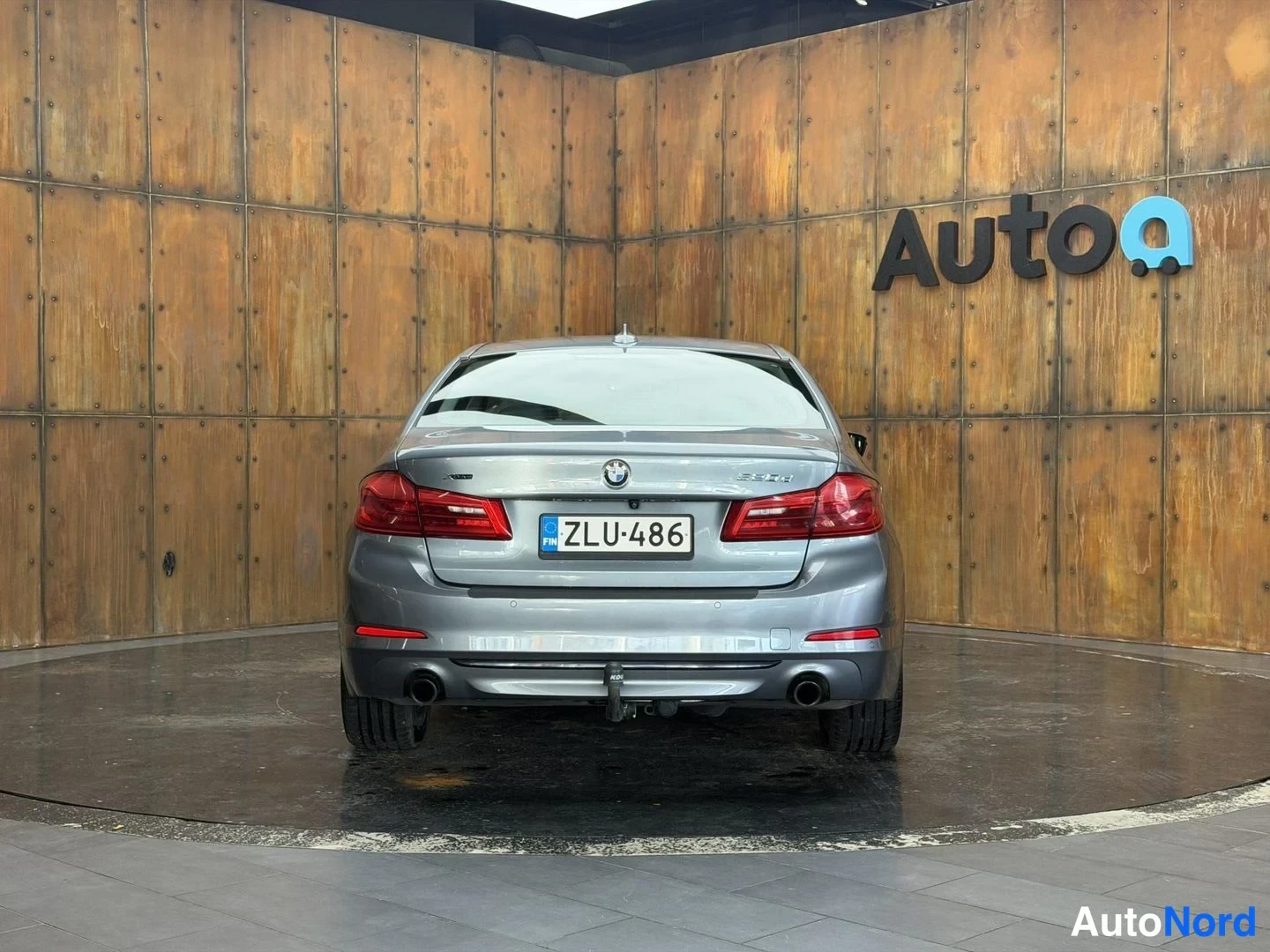 Harmaa BMW 520d xDrive 2018, takaa, kuva 15