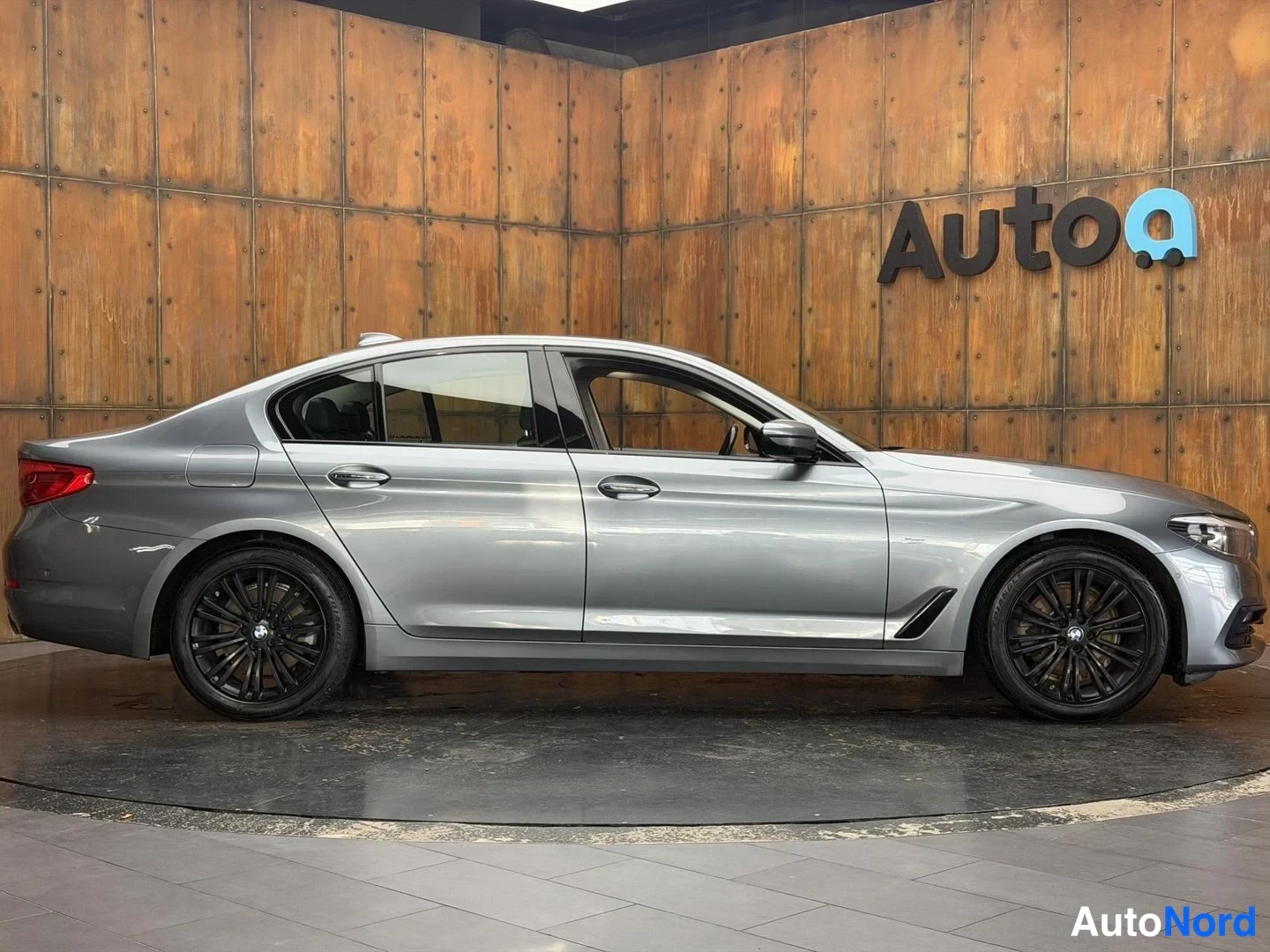 Harmaa BMW 520d xDrive 2018, sivulta, kuva 10